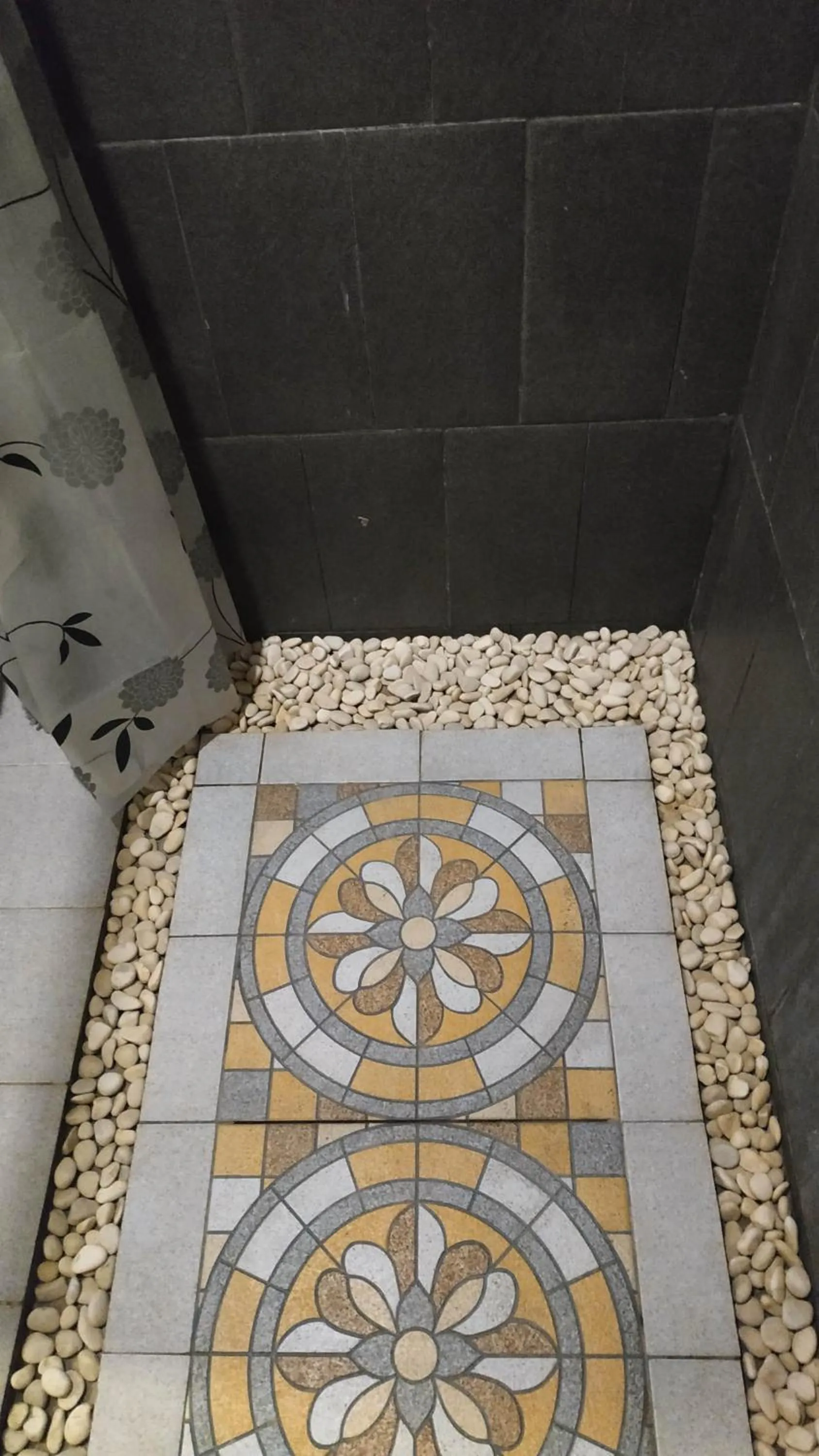 Bathroom in Genthong Homestay