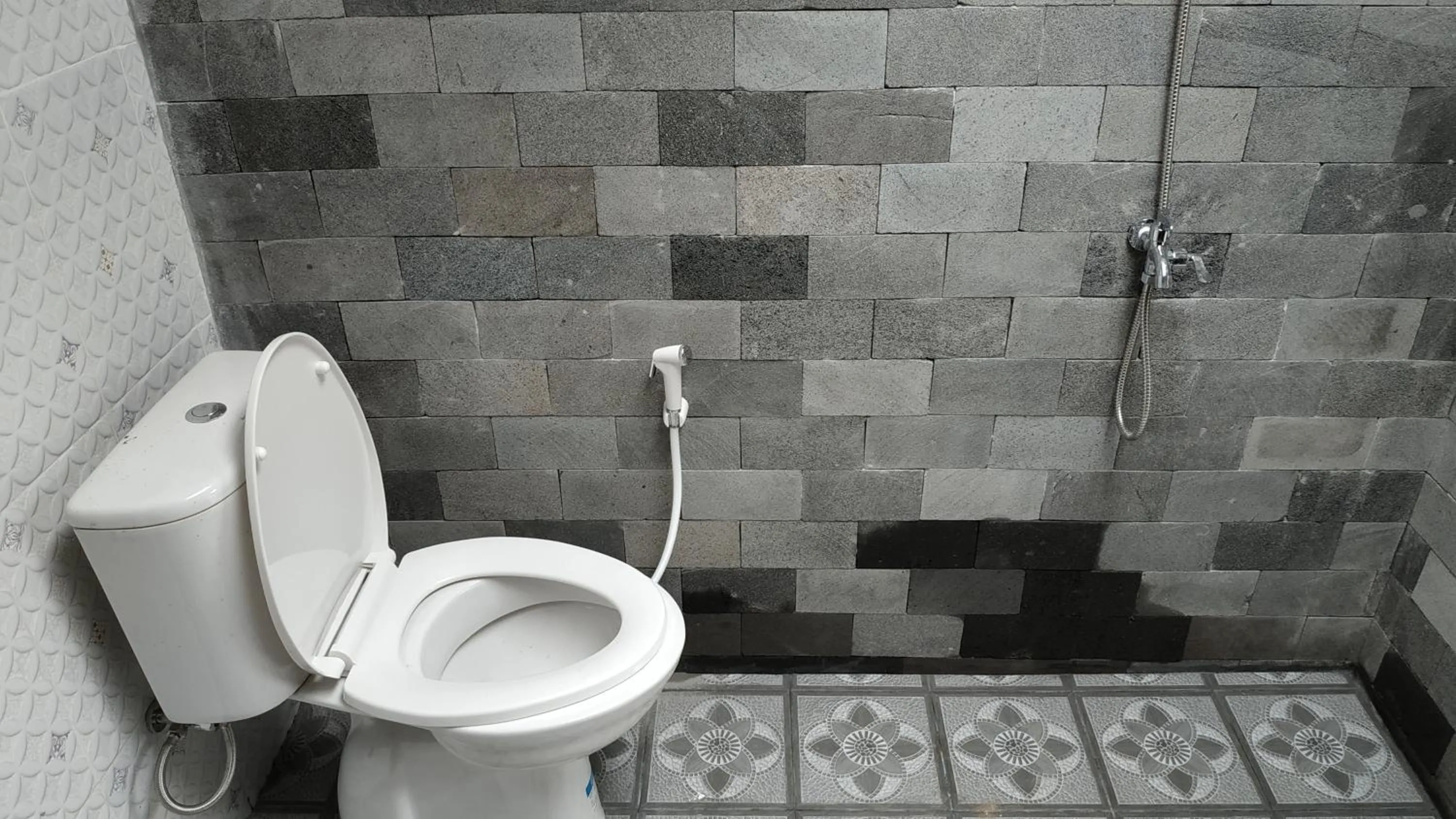 Toilet in Genthong Homestay