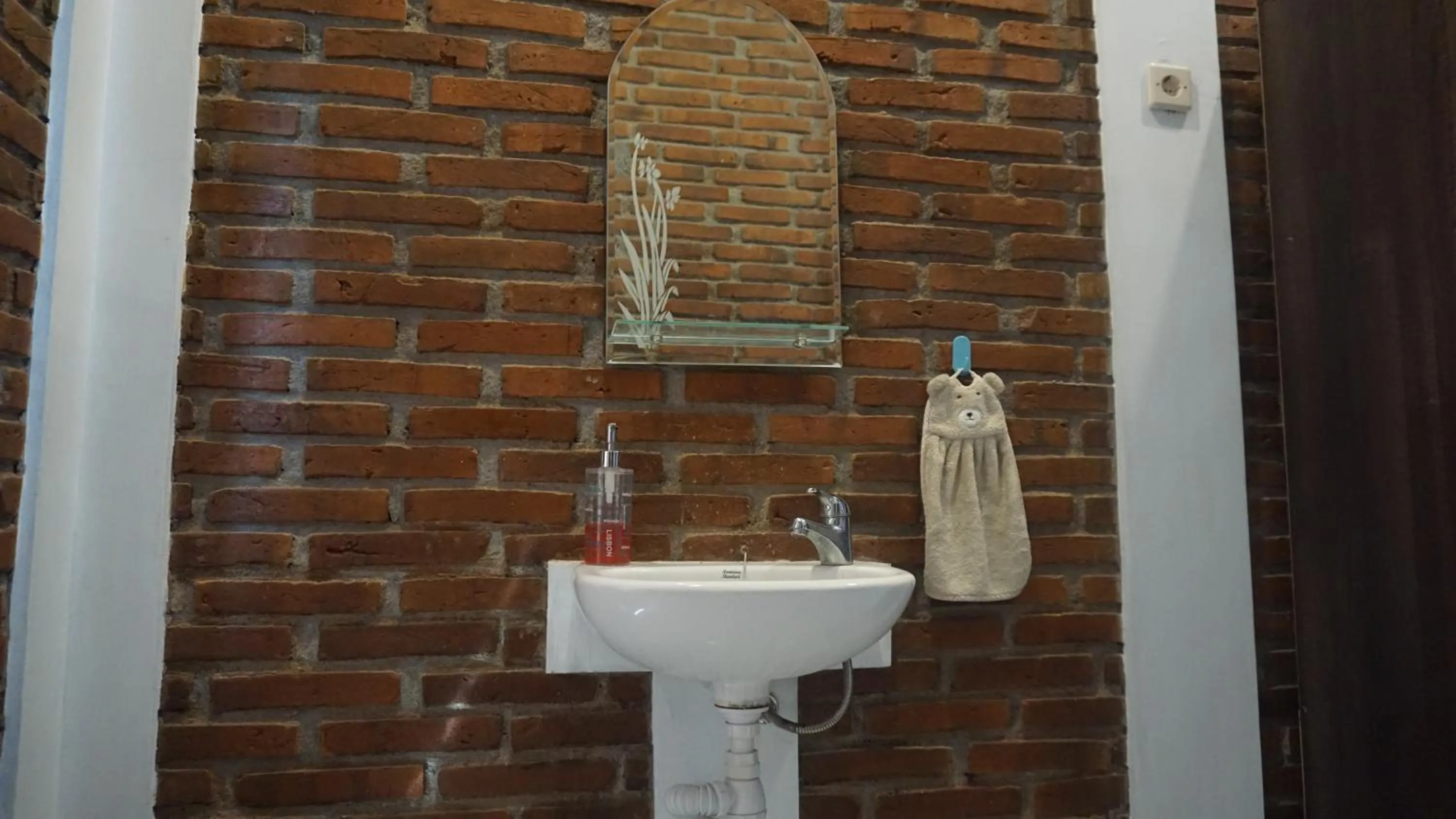 Bathroom in Genthong Homestay