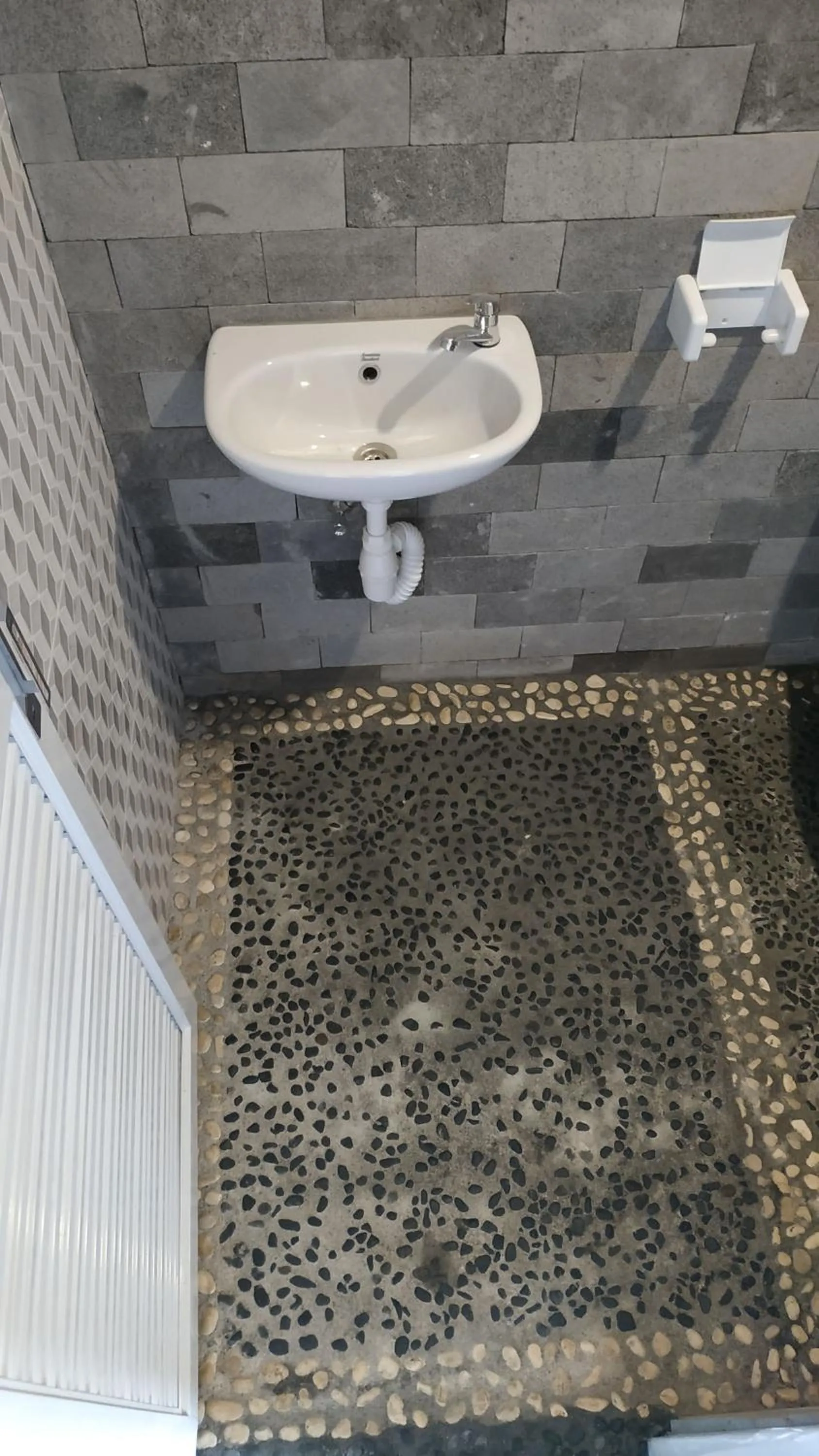 Shower in Genthong Homestay