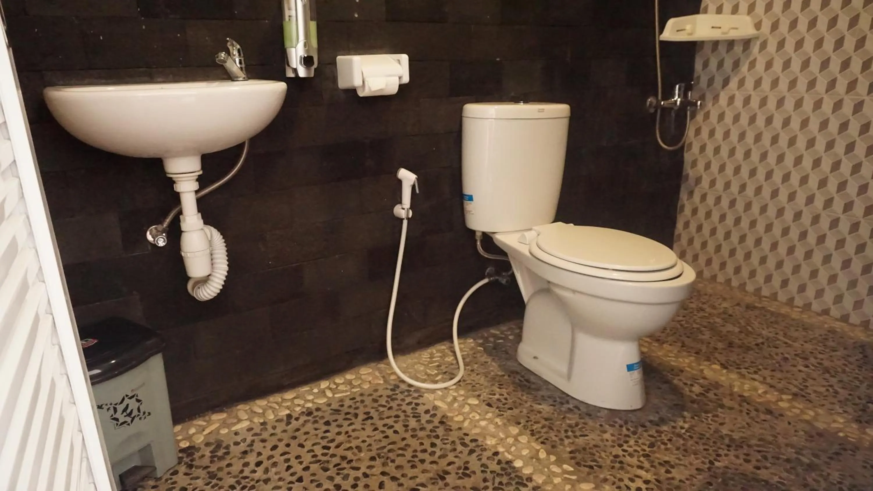 Bathroom in Genthong Homestay