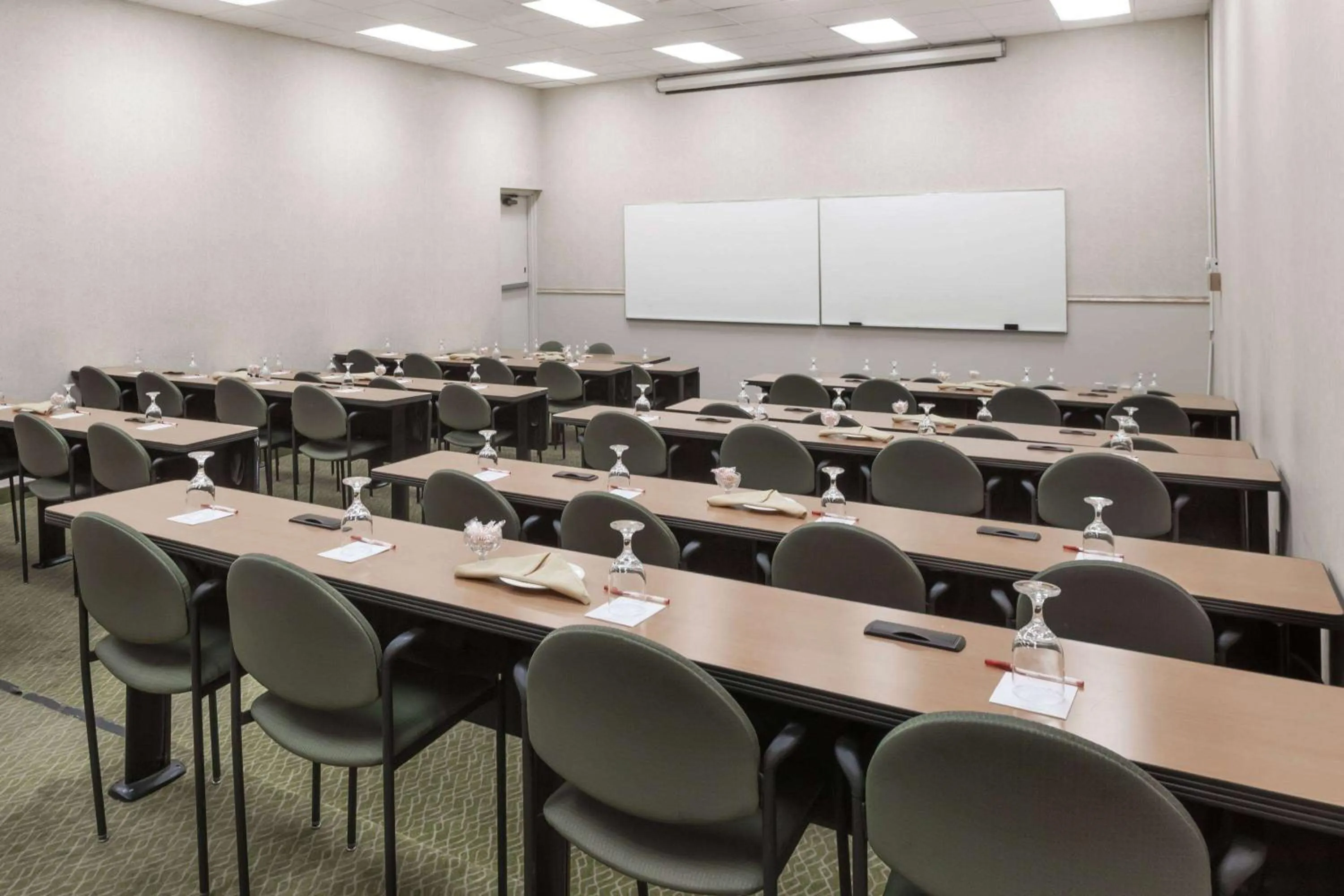 Meeting/conference room in Albany Plaza Hotel