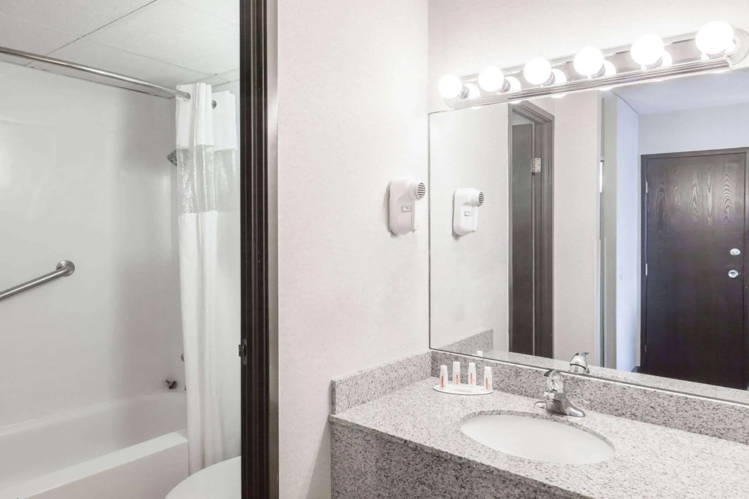 Photo of the whole room in Ramada Plaza by Wyndham Albany Photo of the whole room in Ramada Plaza by Wyndham Albany