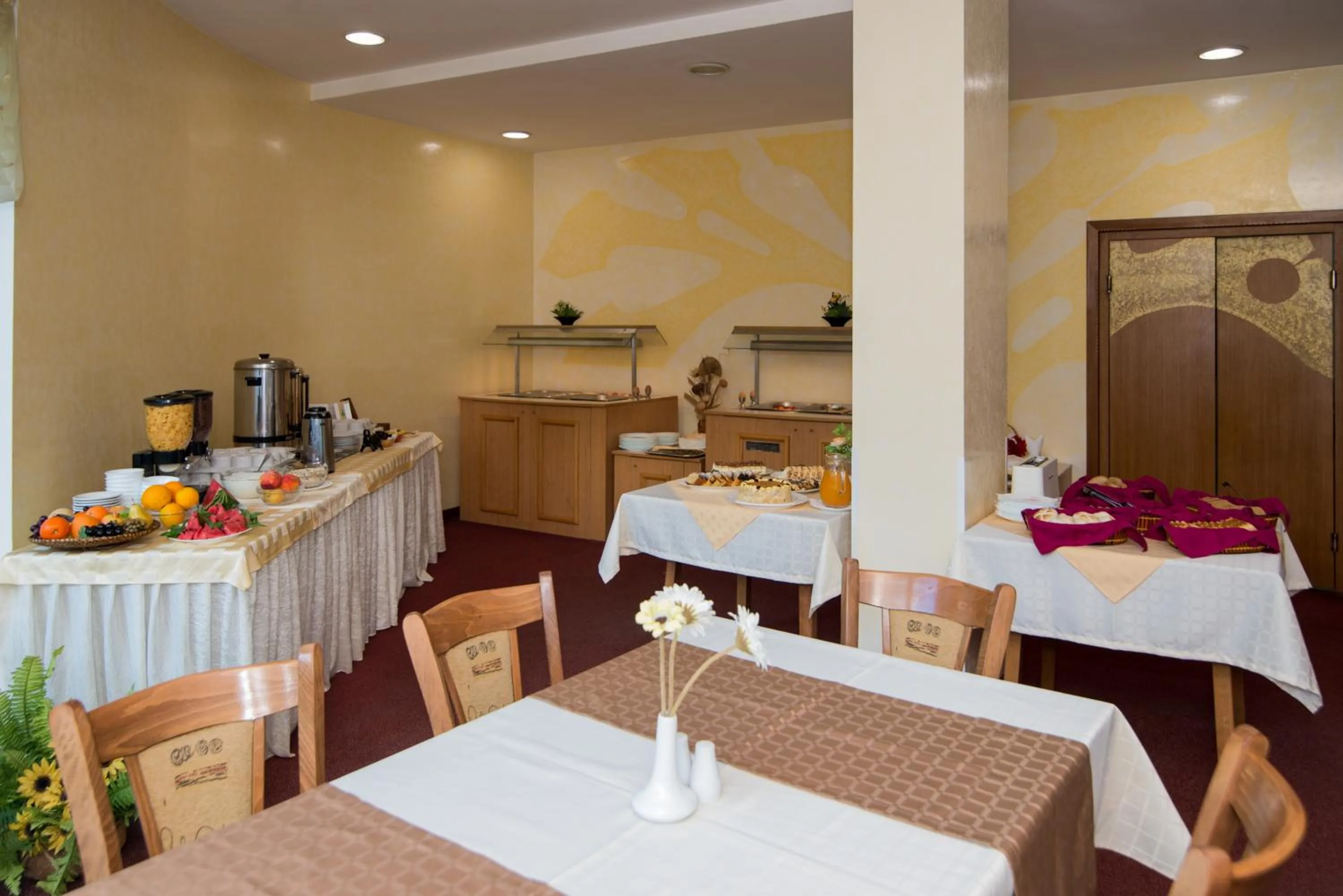 Restaurant/places to eat in Atlant Hotel