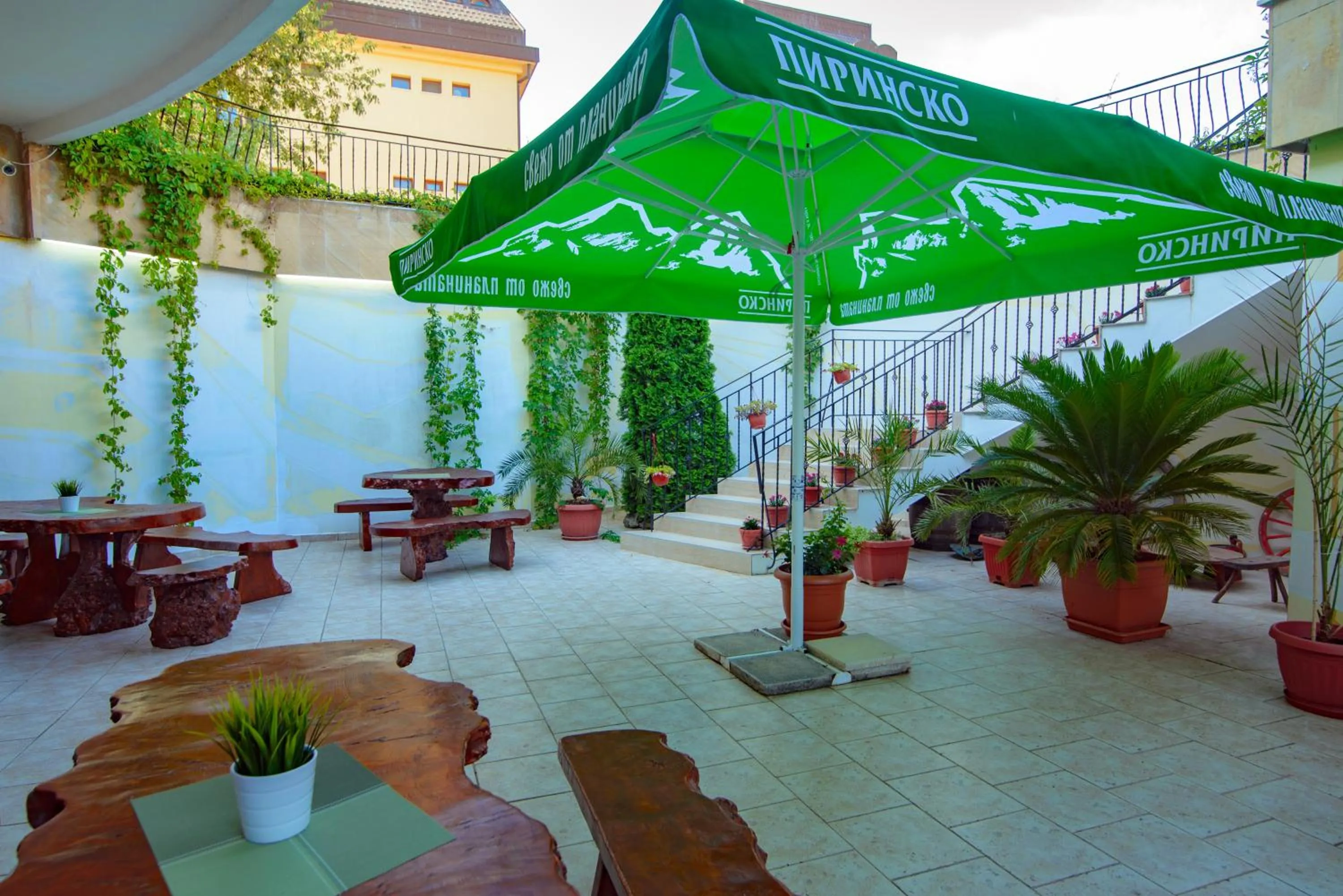 Restaurant/places to eat in Atlant Hotel