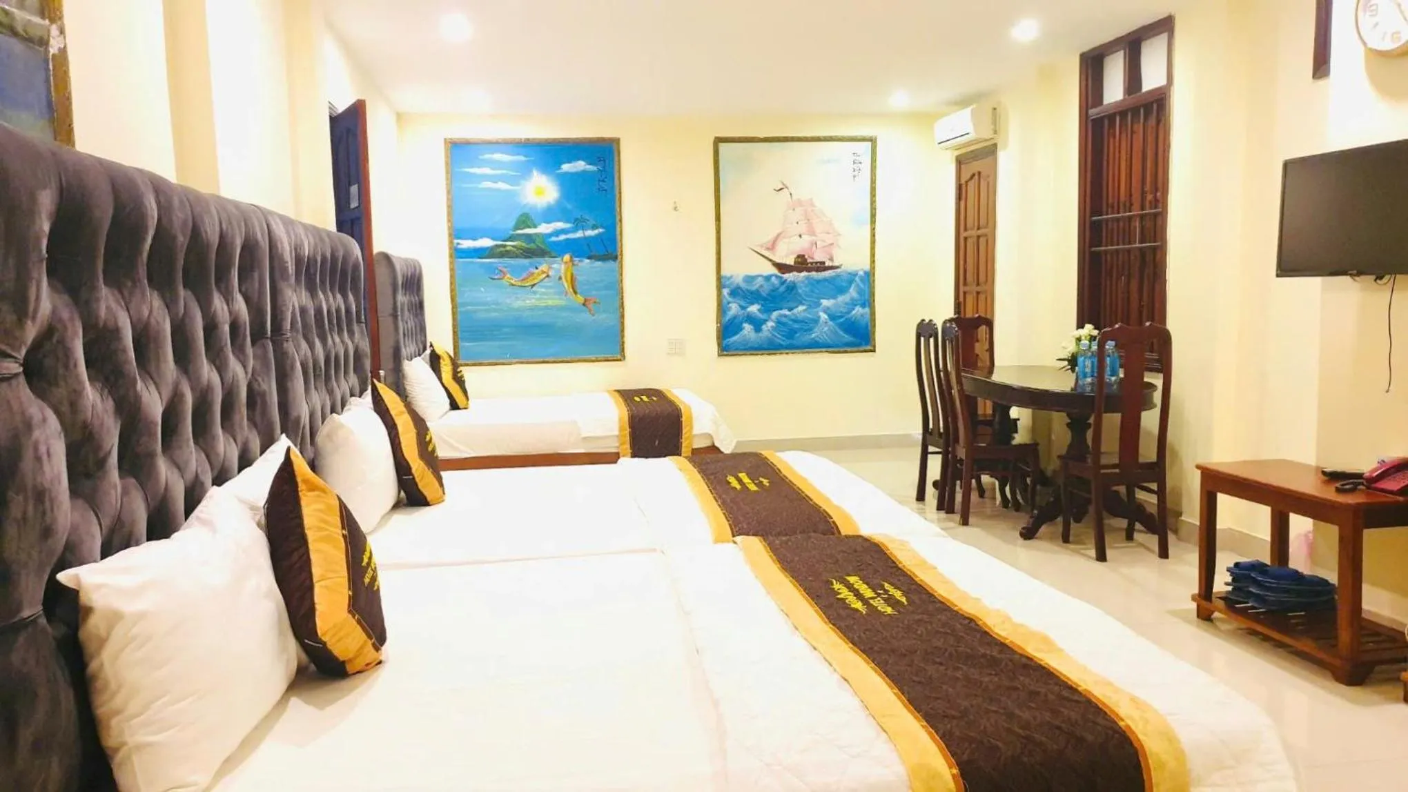 Bed in Window 2 Hotel