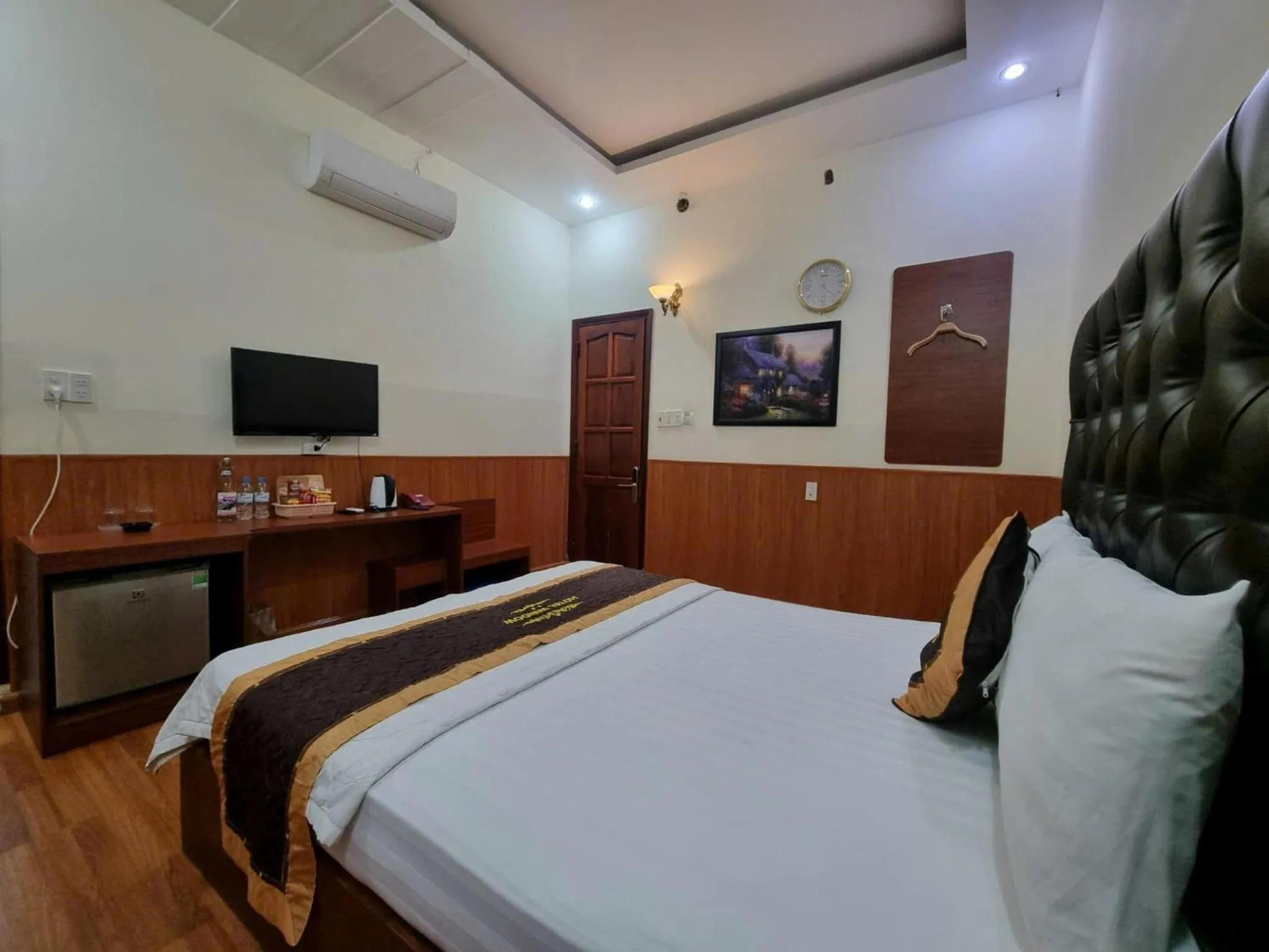 Bed in Window 2 Hotel