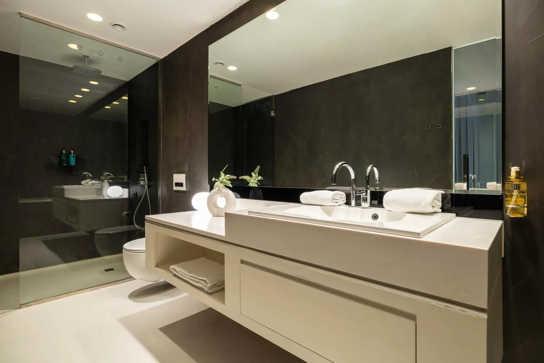 Bathroom in B-aparthotel Regent