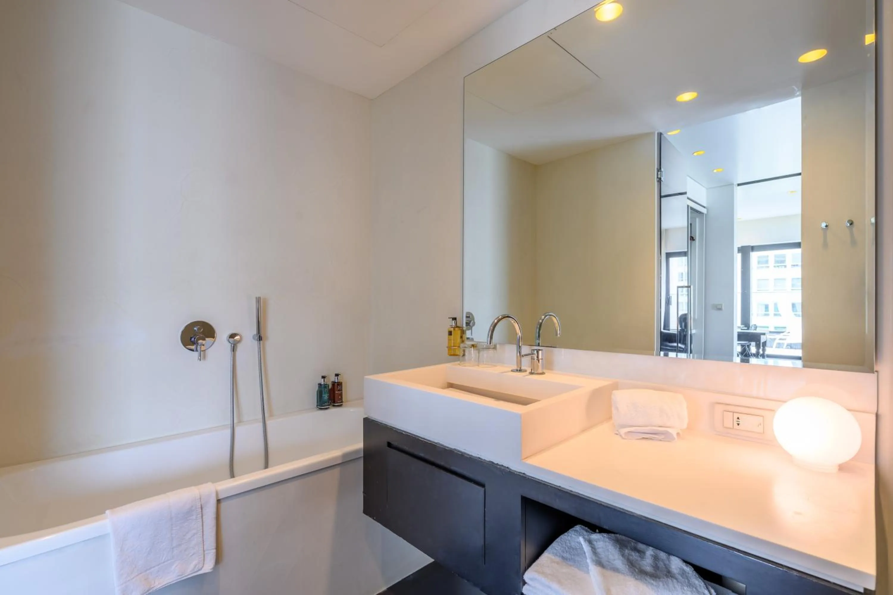 Bathroom, Bed in B-aparthotel Regent