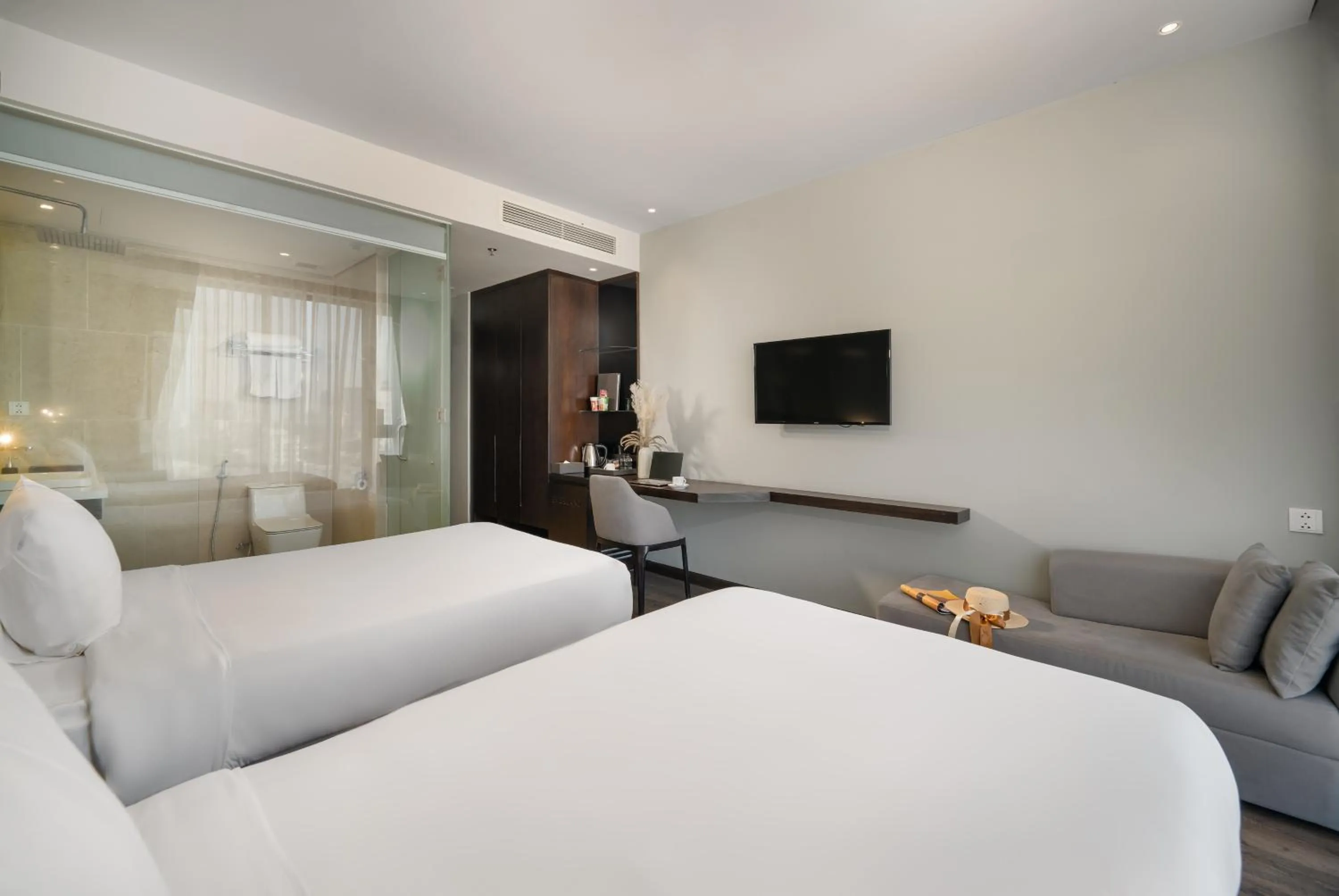 Bedroom, Bed in Everland Hotel