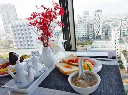 Restaurant/places to eat in Everland Hotel