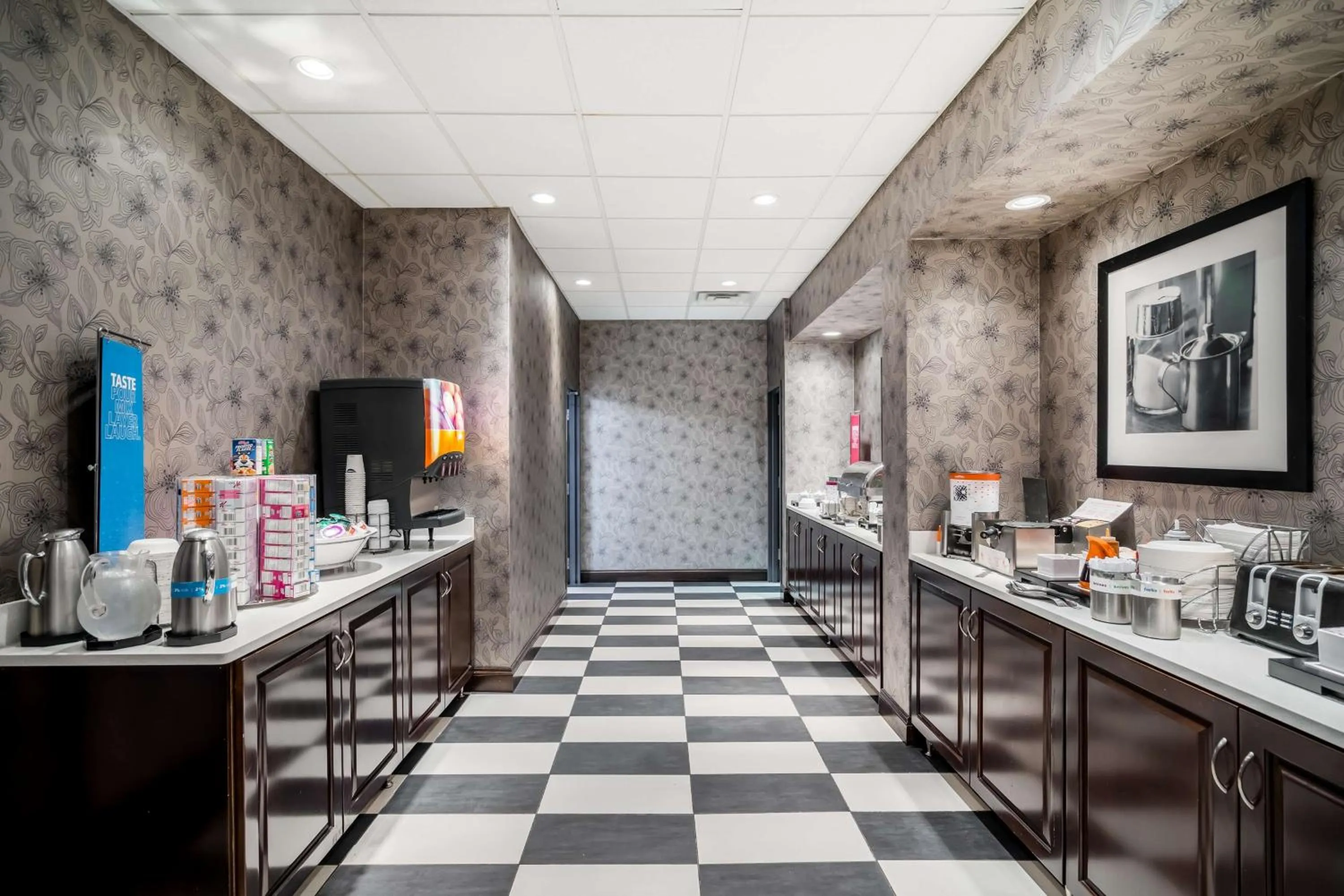 Dining area in Hampton Inn Dover