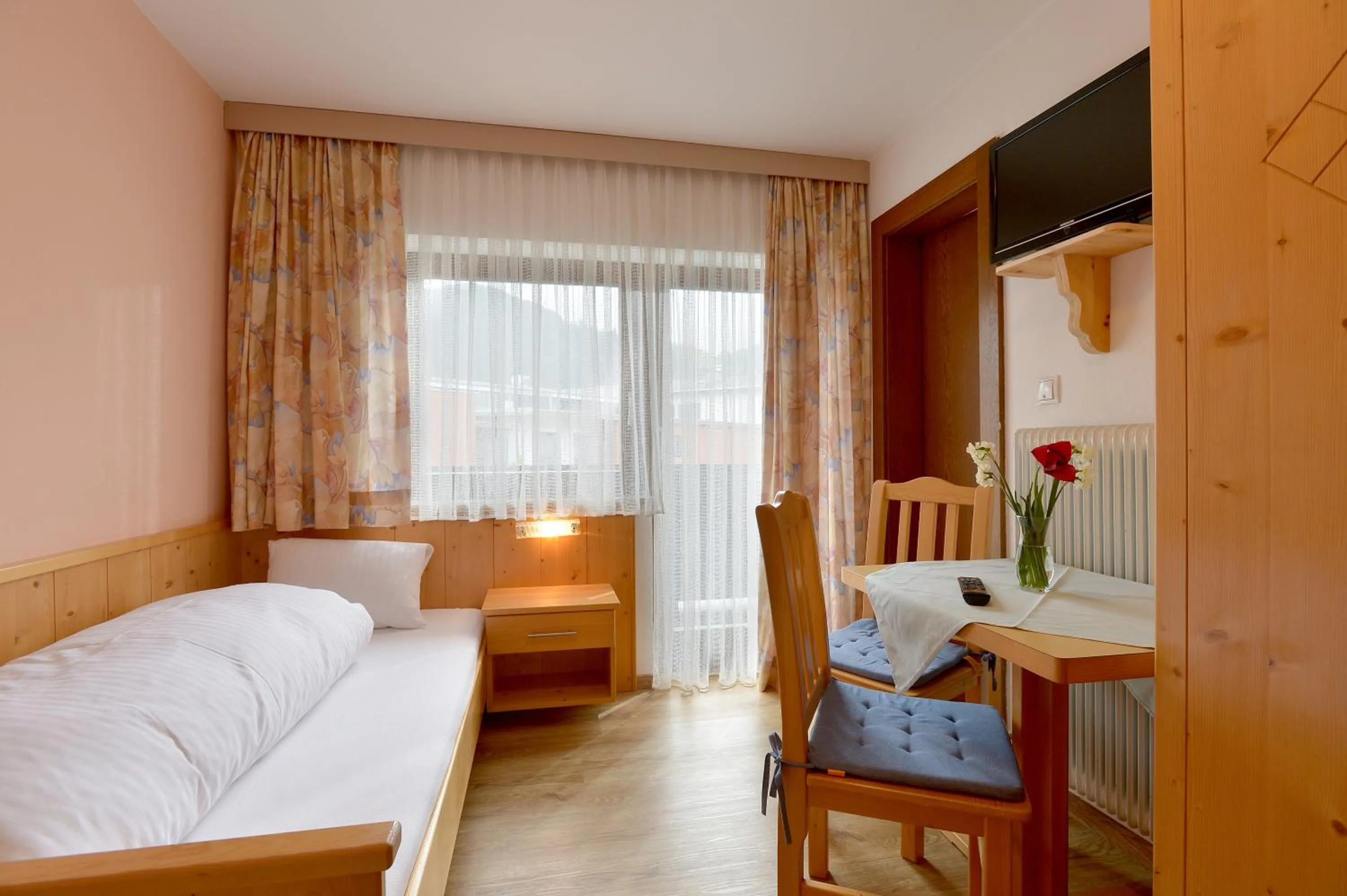 Photo of the whole room, Bed in Gästehaus Sillaber-Gertraud Nuck
