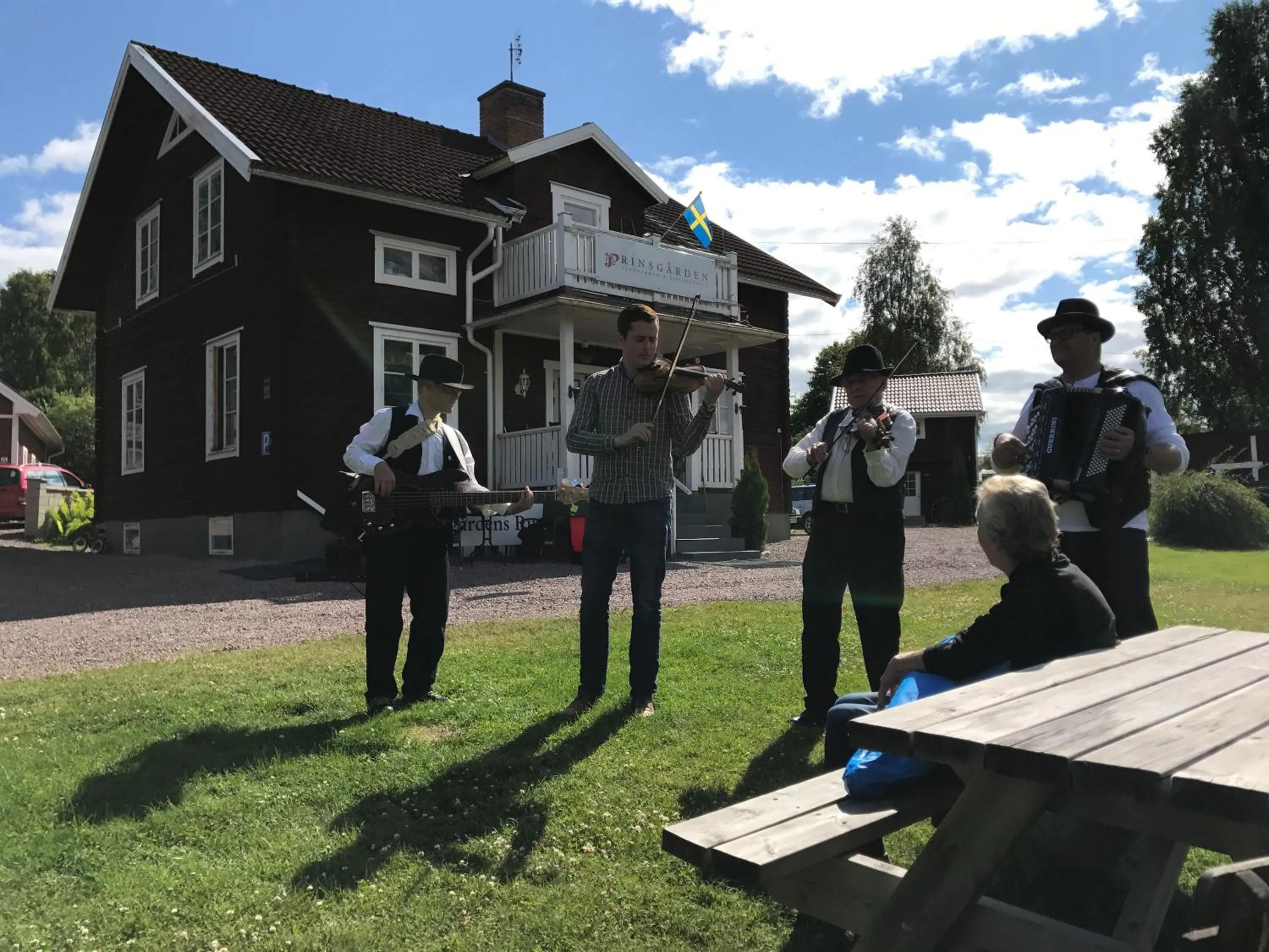 People in Prinsgården B&B rum stugor