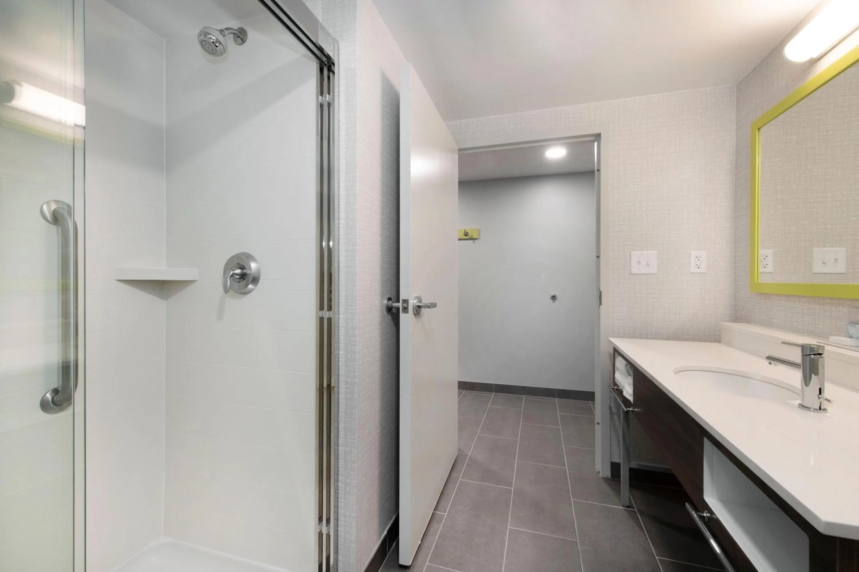 Shower in Hampton Inn & Suites Burlington