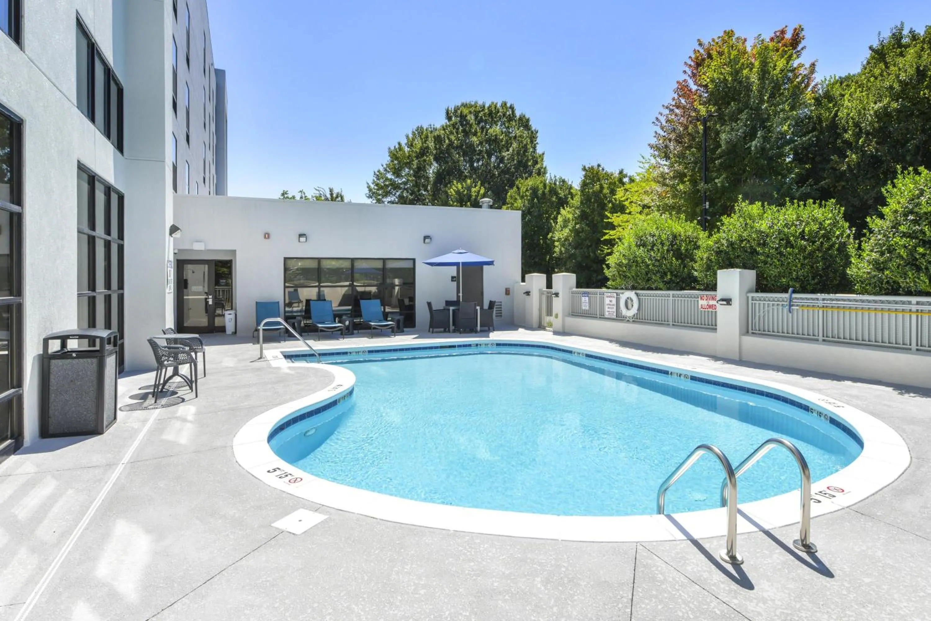 Pool view in Hampton Inn & Suites Burlington
