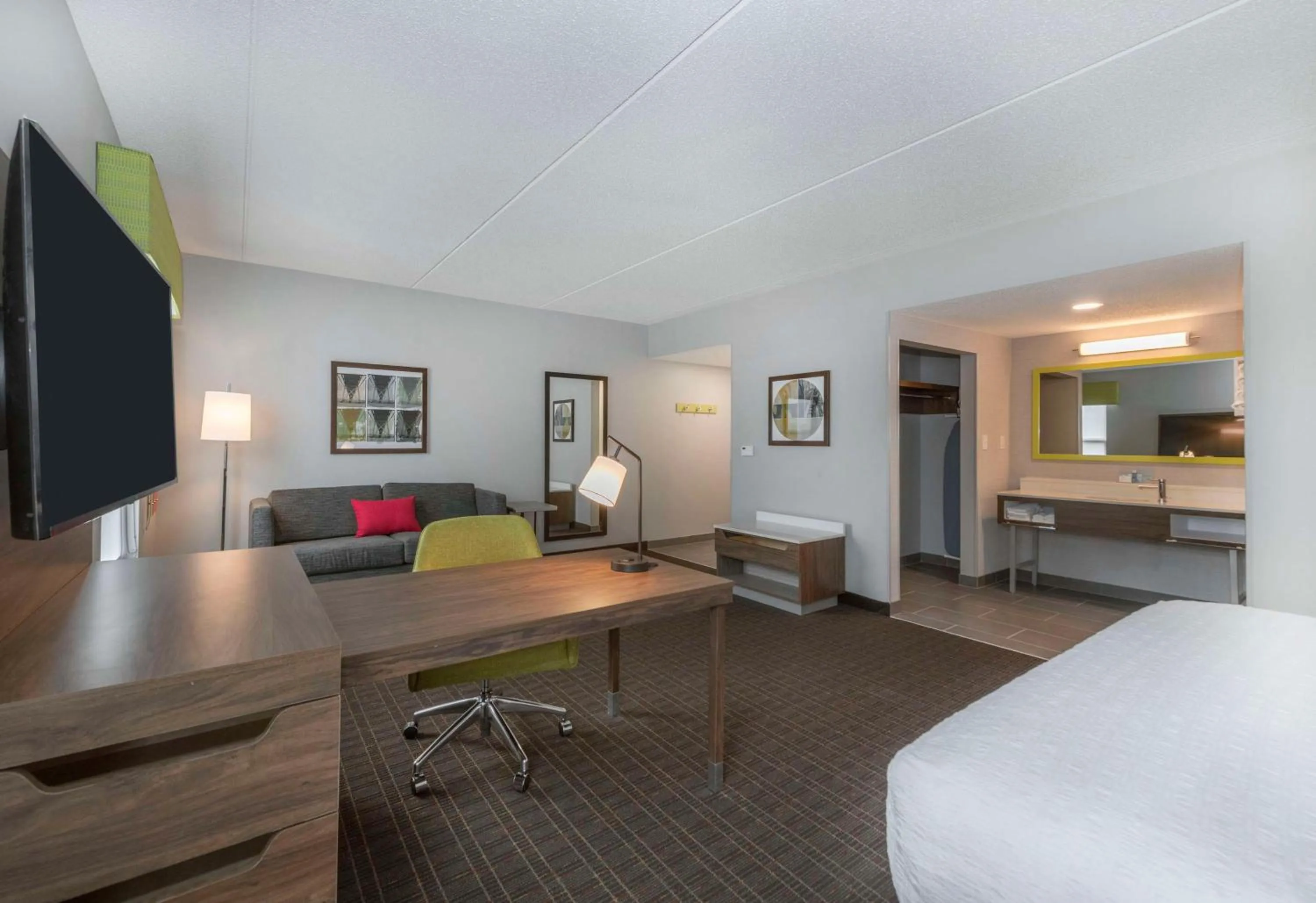 Bedroom, Bed in Hampton Inn & Suites Burlington