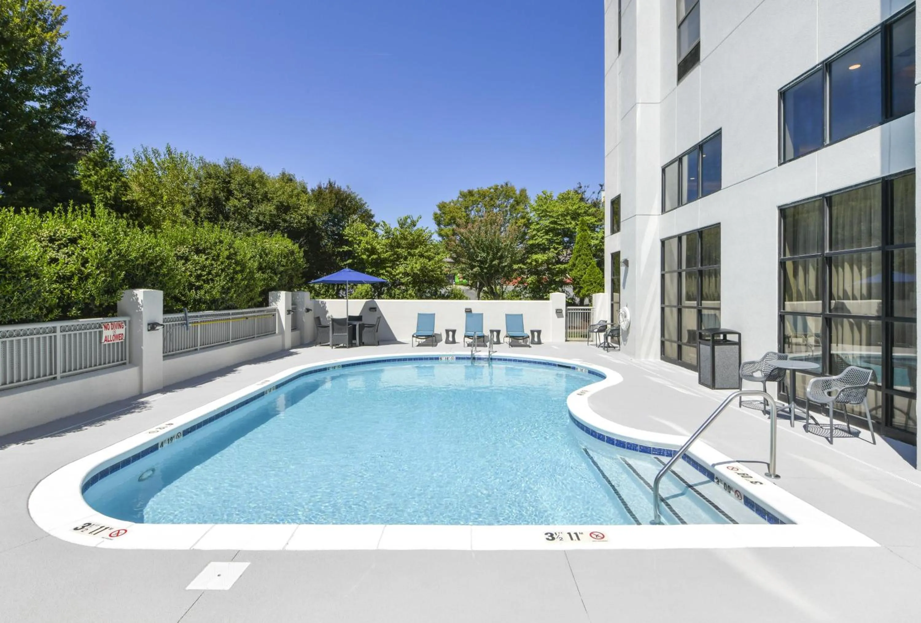 Pool view in Hampton Inn & Suites Burlington