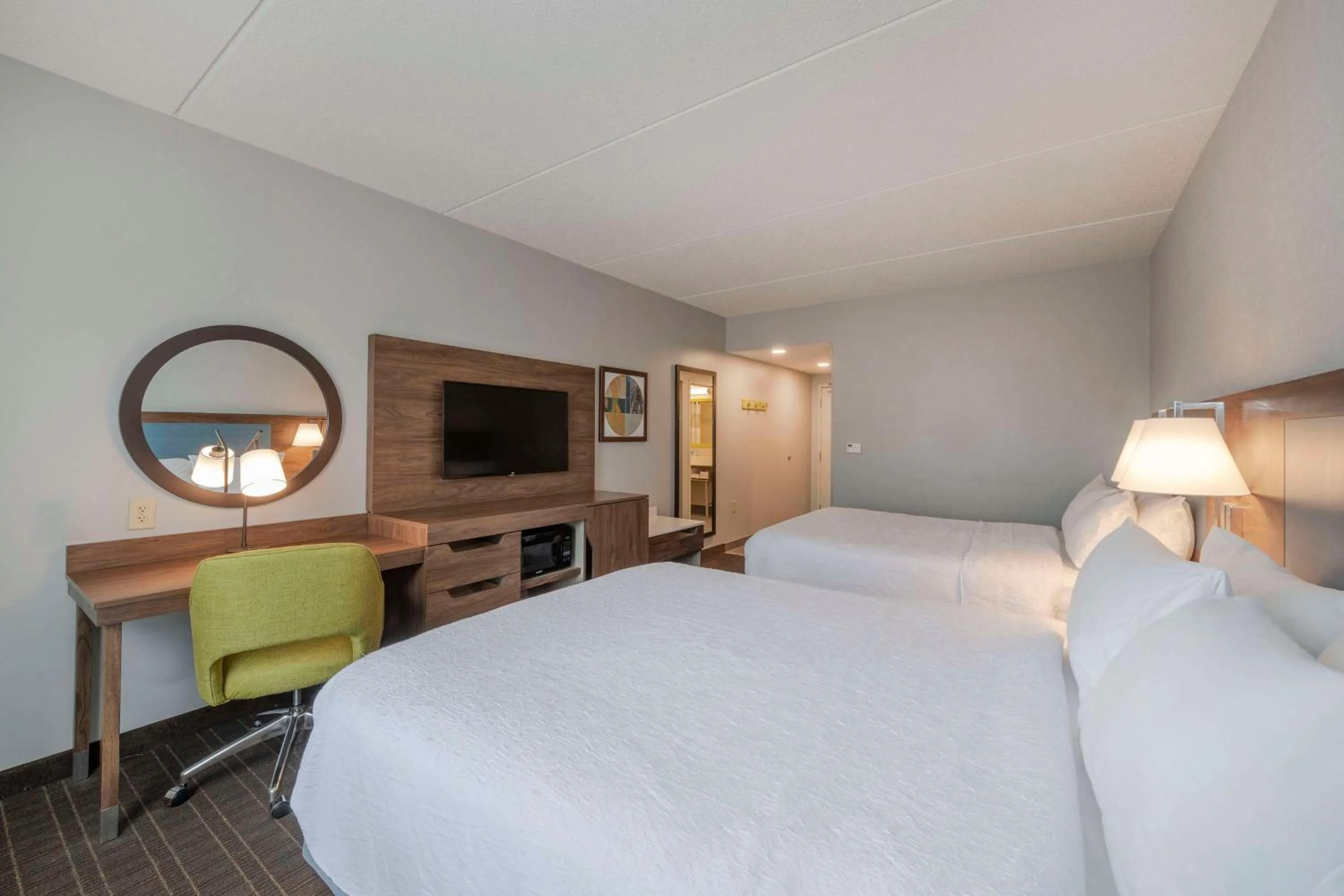 Bed in Hampton Inn & Suites Burlington