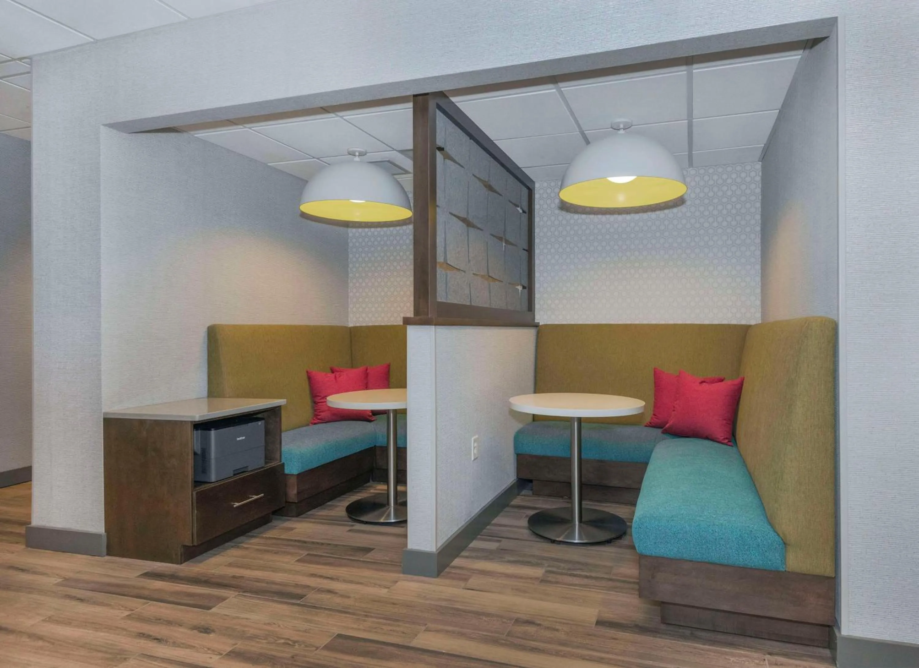 Business facilities, Bed in Hampton Inn & Suites Burlington