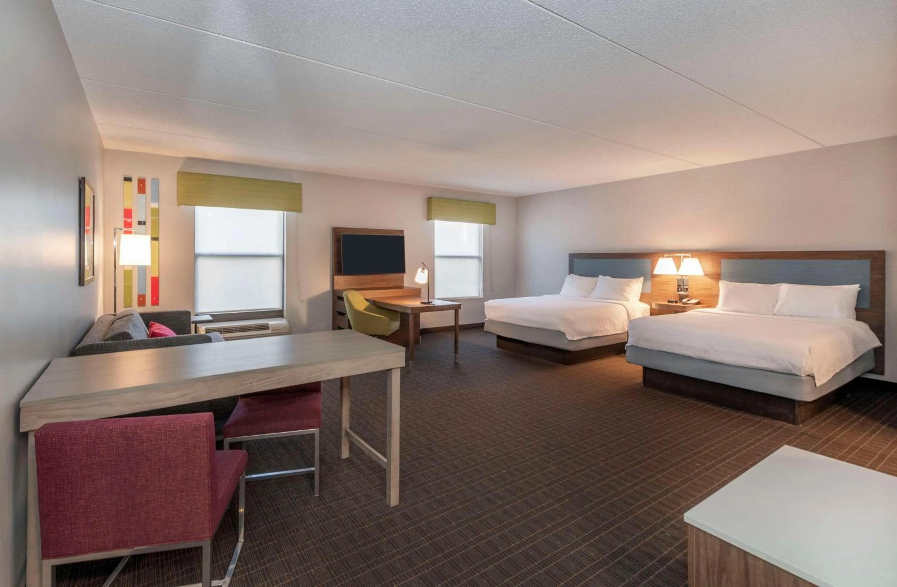 Bedroom, Bed in Hampton Inn & Suites Burlington