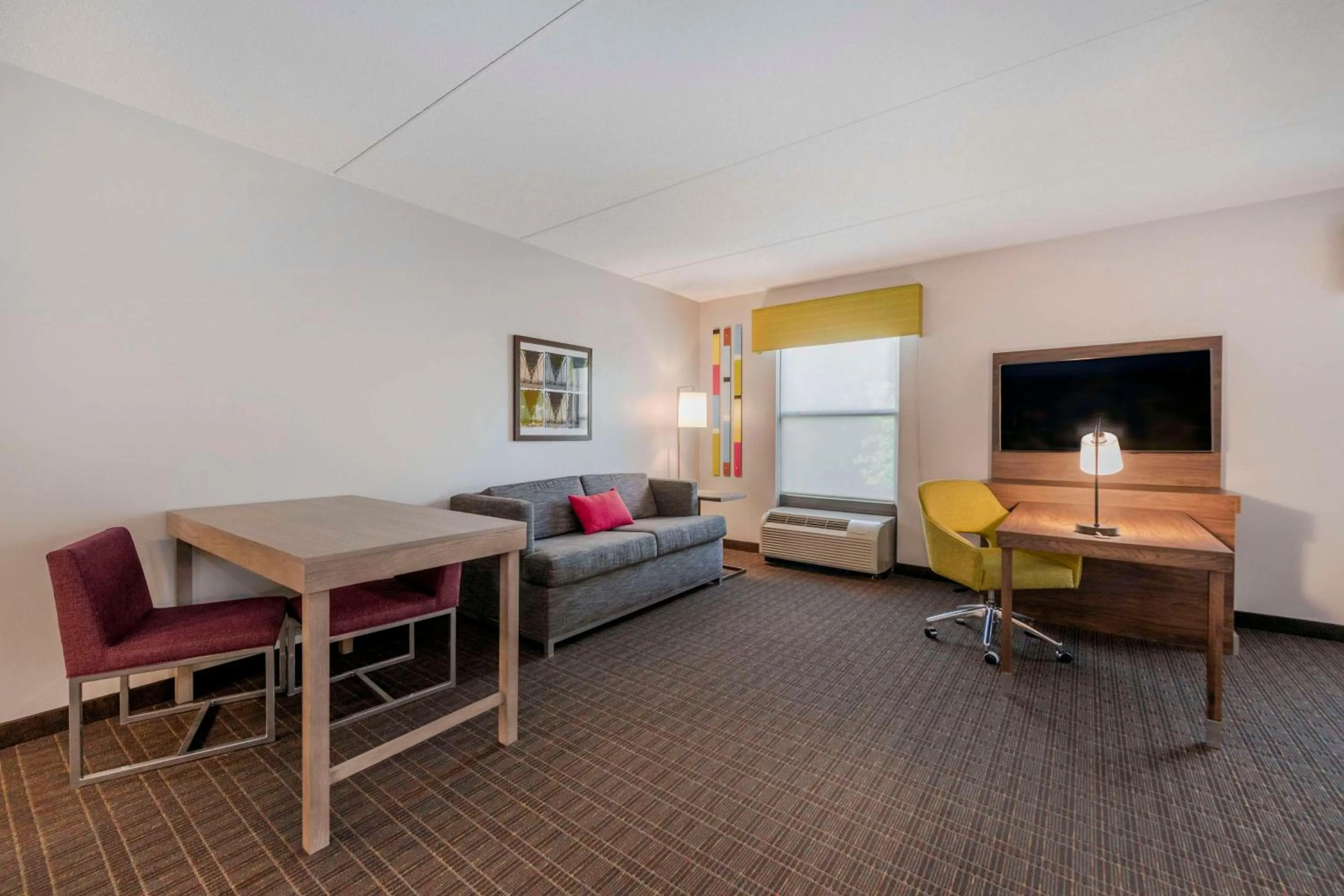 Bedroom, Bed in Hampton Inn & Suites Burlington