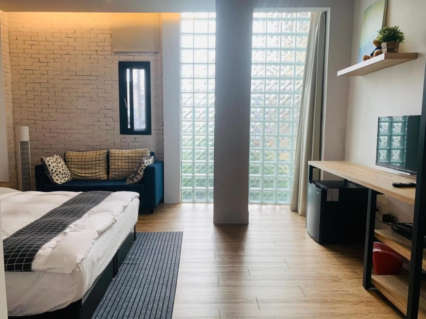 Decorative detail, Bed in H suite Go