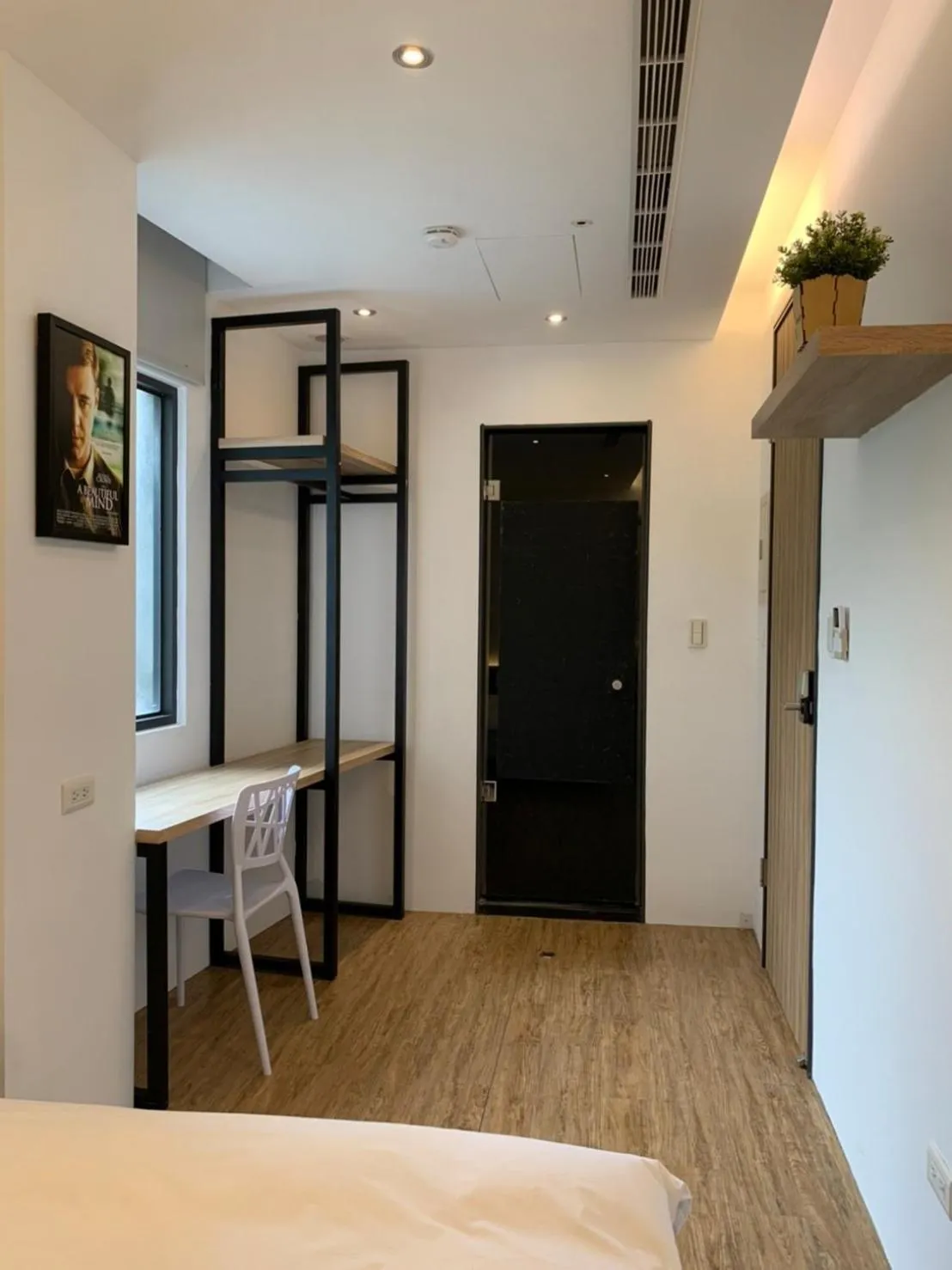 Photo of the whole room, Bed in H suite Go