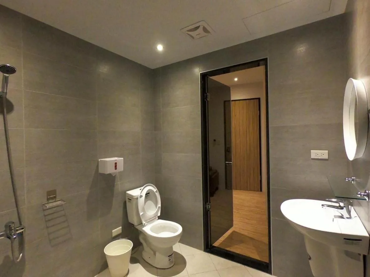 Shower in H suite Go