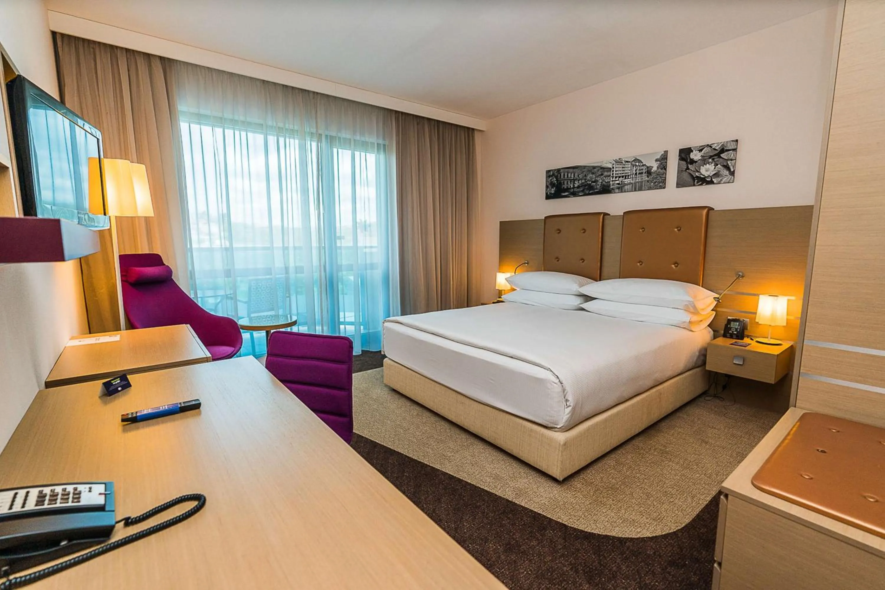 Bedroom, Bed in DoubleTree by Hilton Oradea