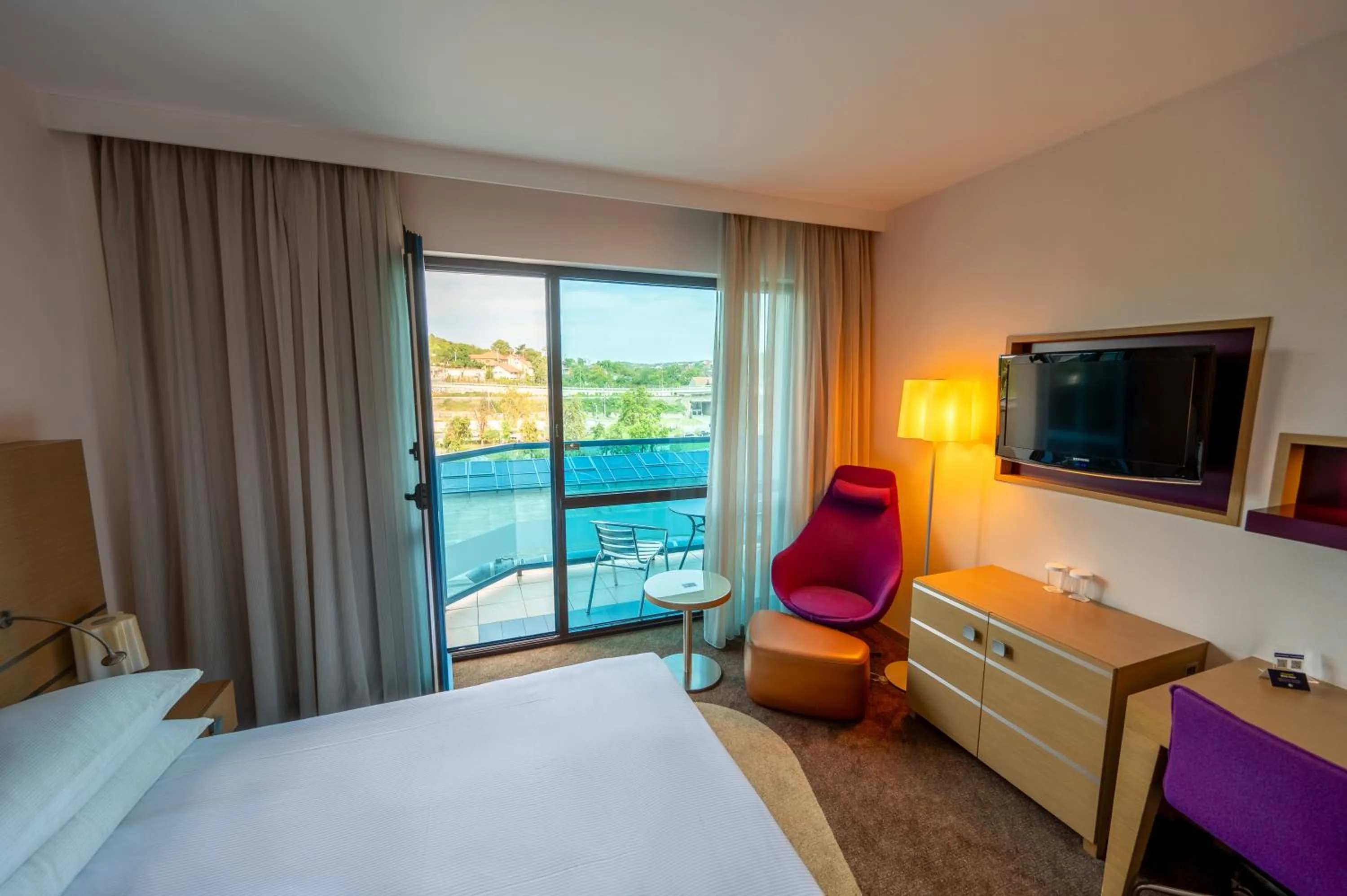 Balcony/Terrace, Bed in DoubleTree by Hilton Oradea