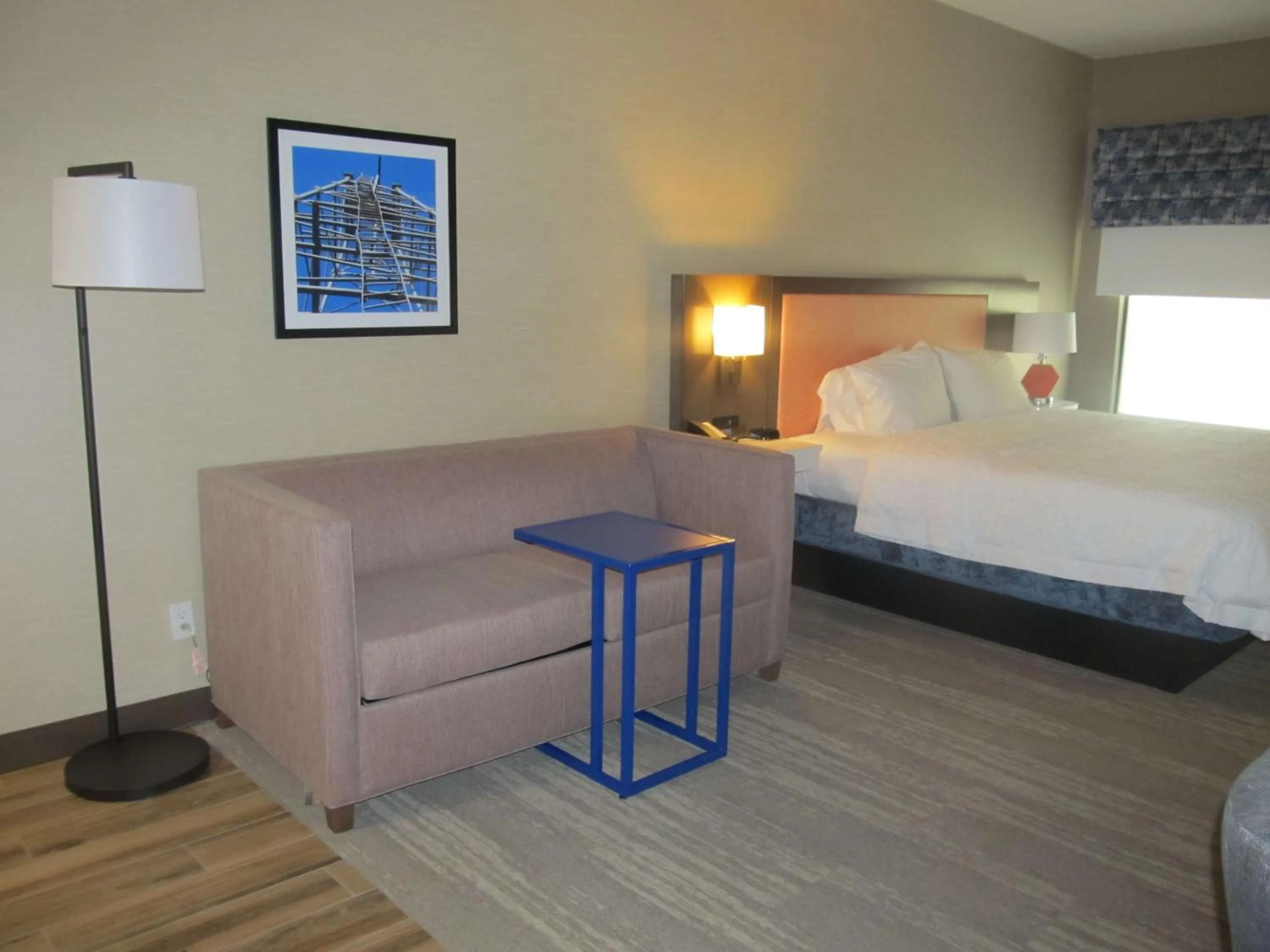 Living room, Bed in Hampton Inn El Dorado