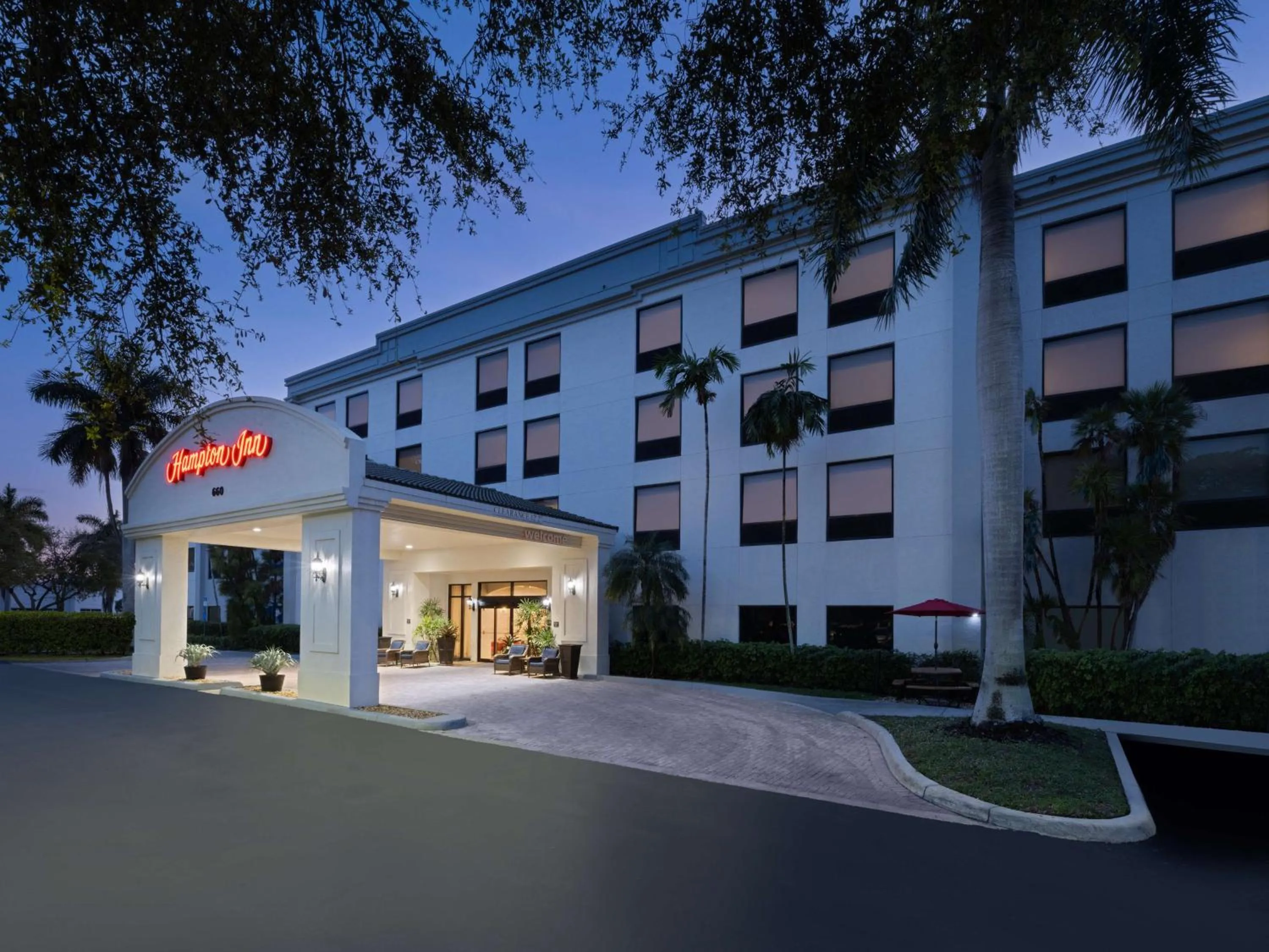 Property building in Hampton Inn Deerfield Beach