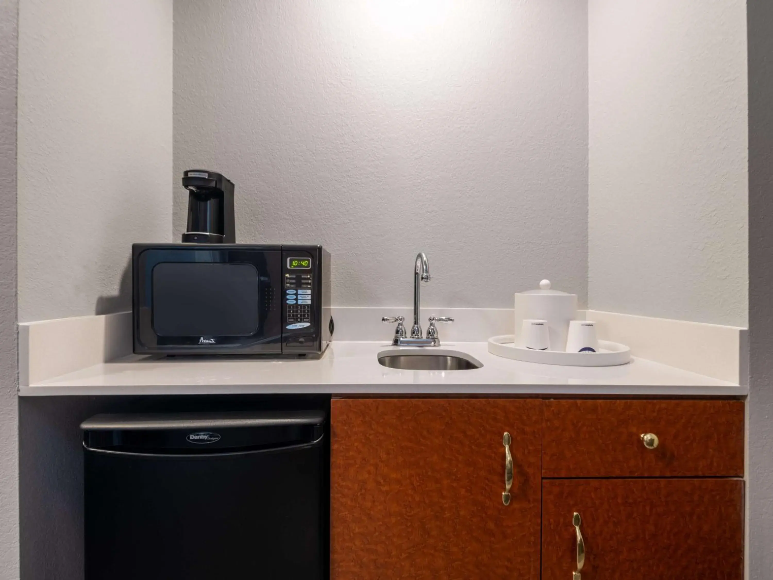 Photo of the whole room in Hampton Inn Deerfield Beach Photo of the whole room in Hampton Inn Deerfield Beach