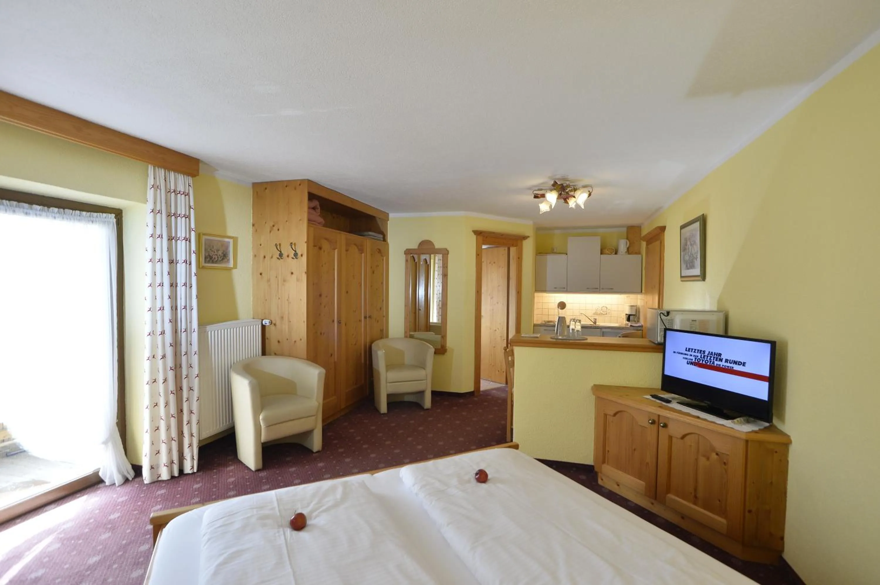 Photo of the whole room, Bed in Pension und Apartments Landhaus Marie