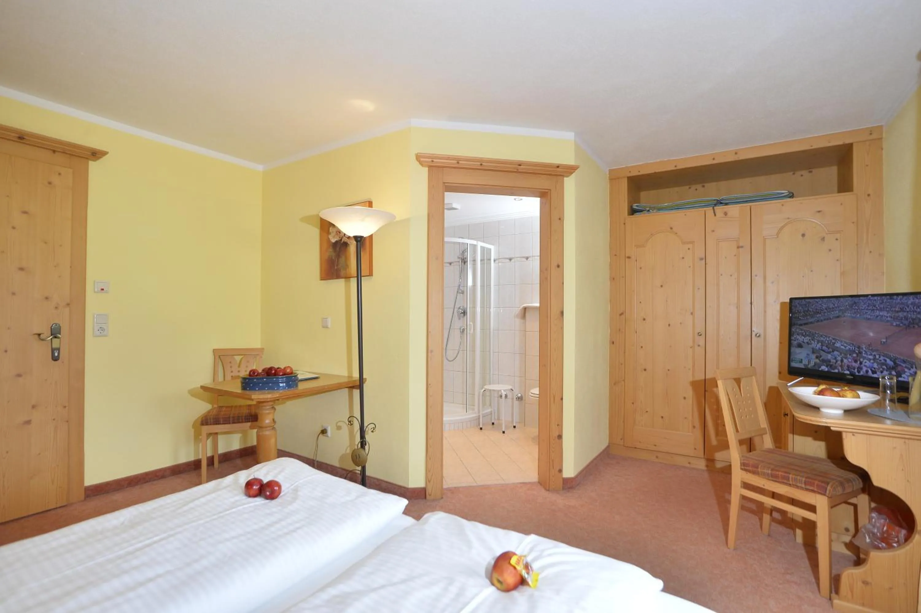 Photo of the whole room, Bed in Pension und Apartments Landhaus Marie