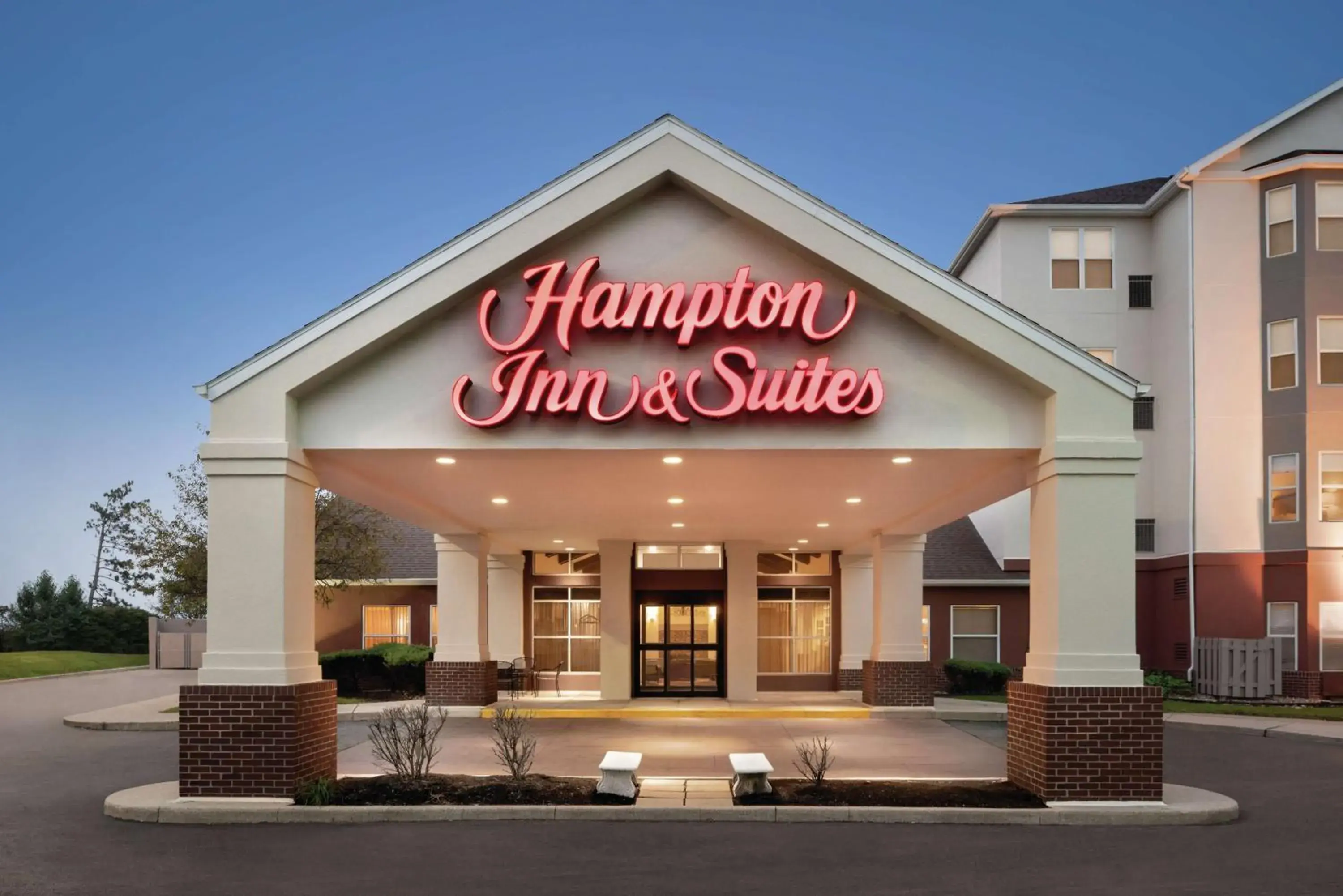 Property building in Hampton Inn & Suites Fort Wayne-North Property building in Hampton Inn & Suites Fort Wayne-North