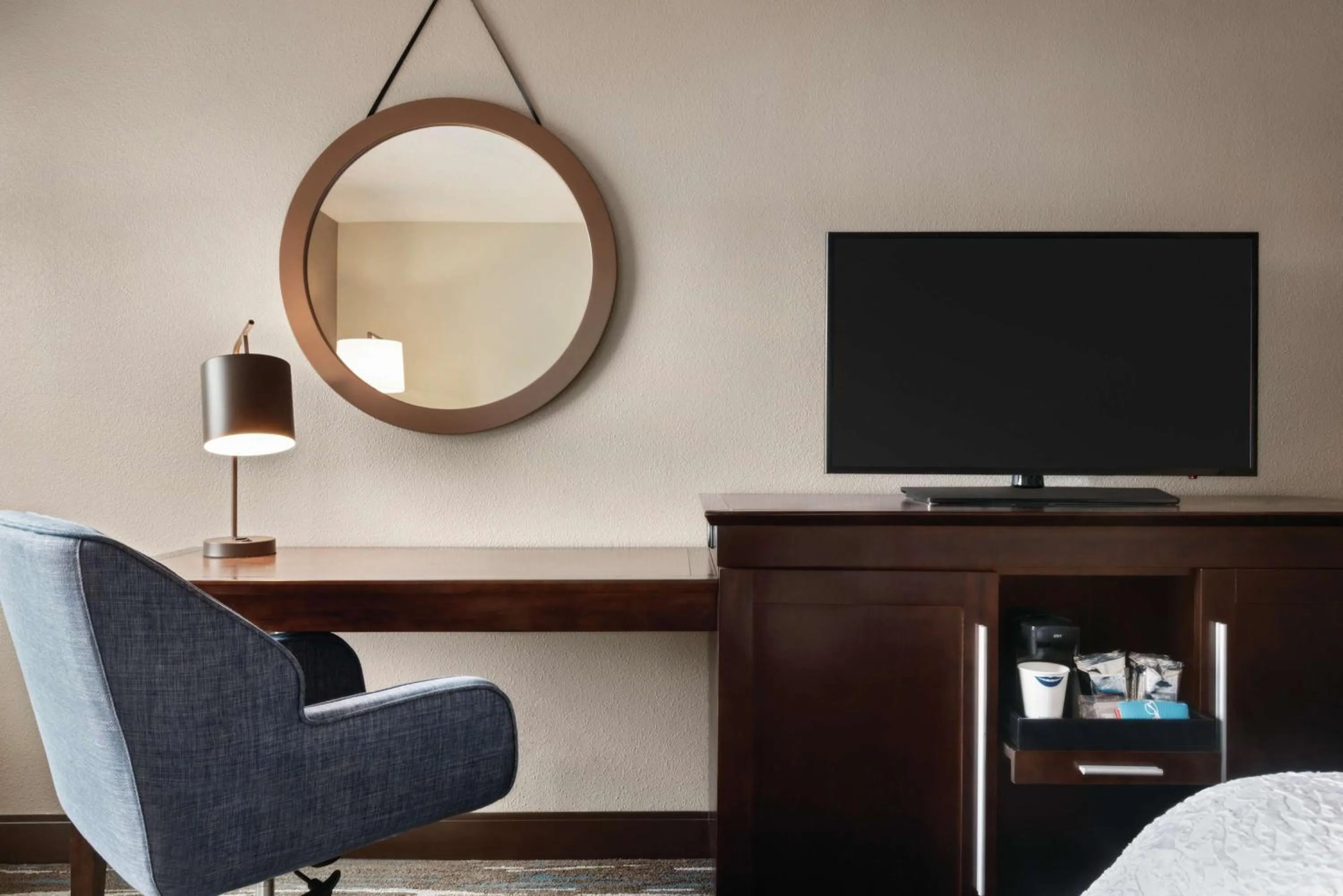 Bedroom in Hampton Inn & Suites Fort Wayne-North