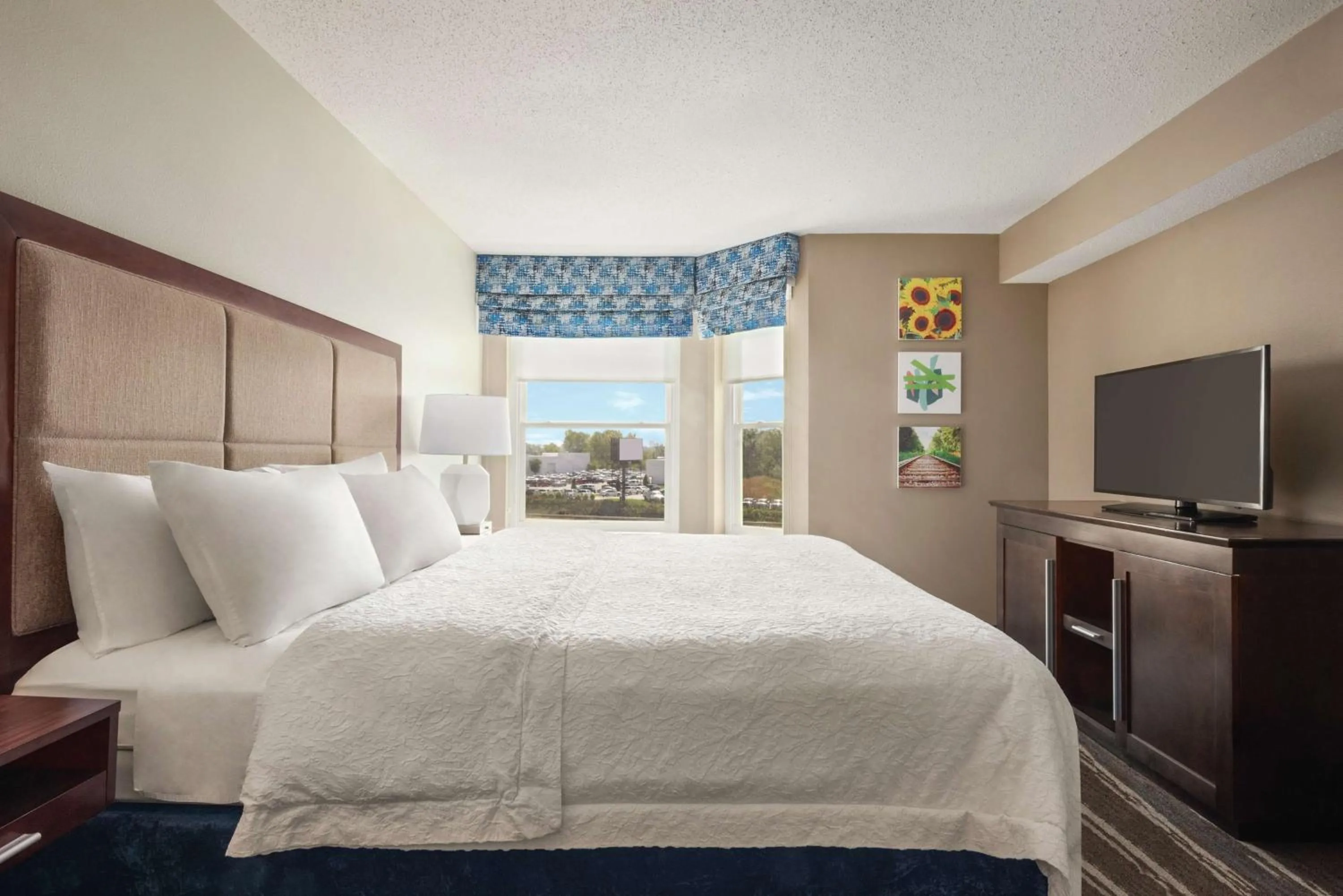 Bed in Hampton Inn & Suites Fort Wayne-North