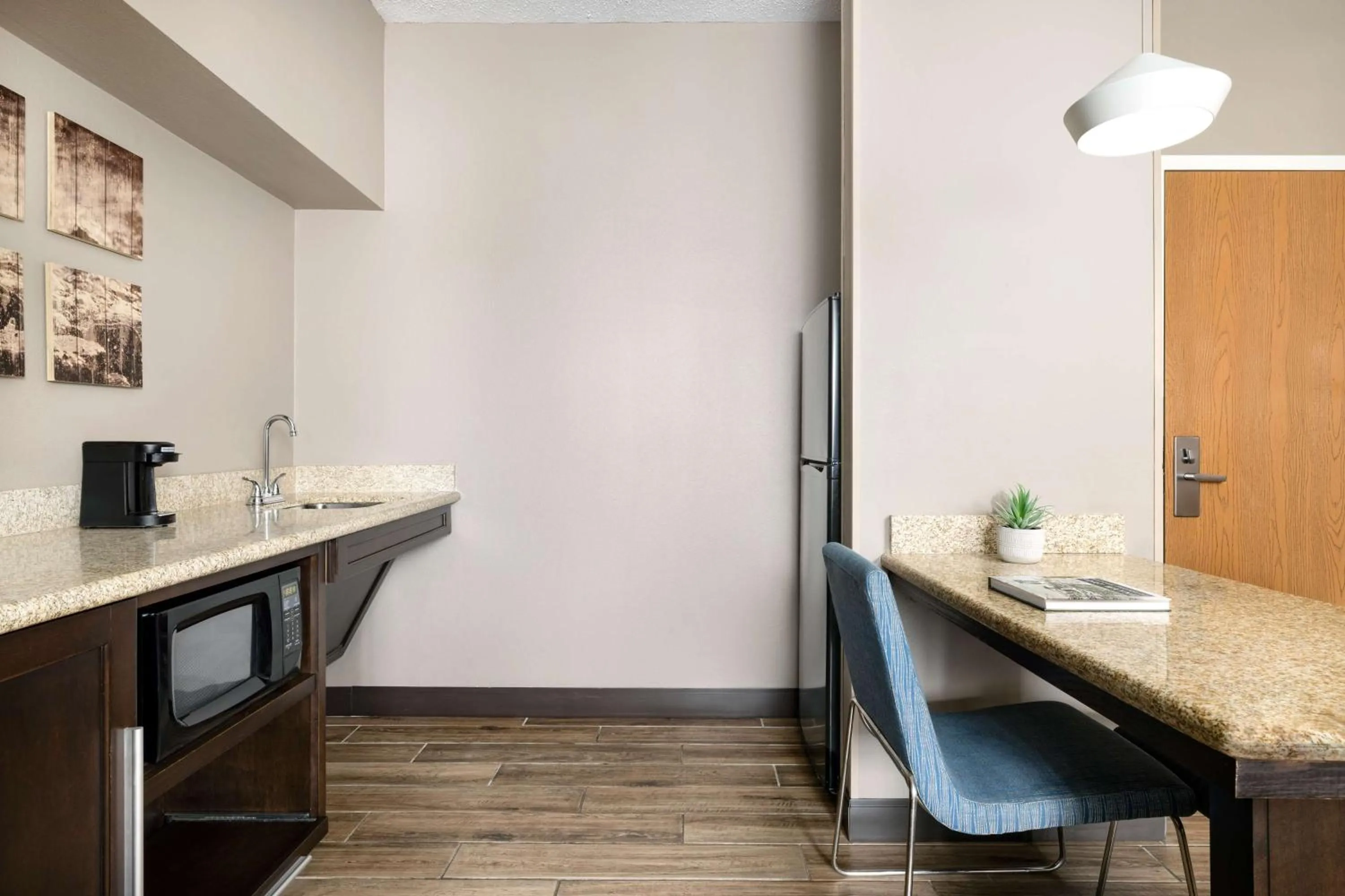 Kitchen or kitchenette in Hampton Inn & Suites Fort Wayne-North