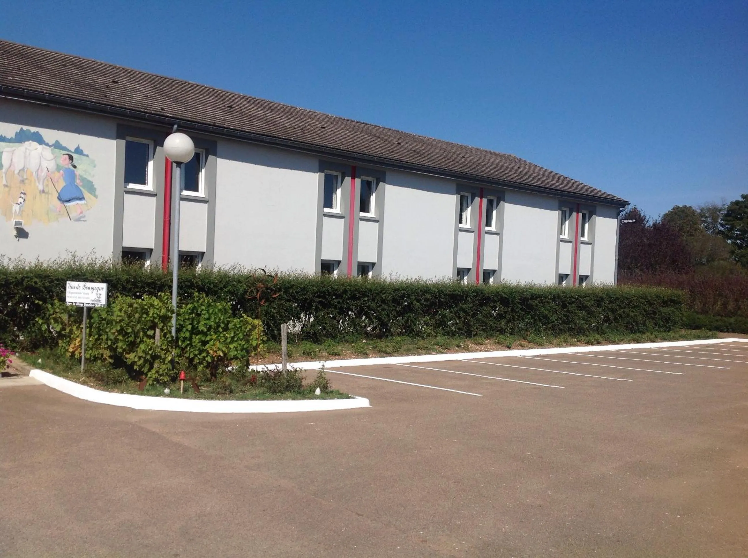 Facade/entrance in La Grange de Marie