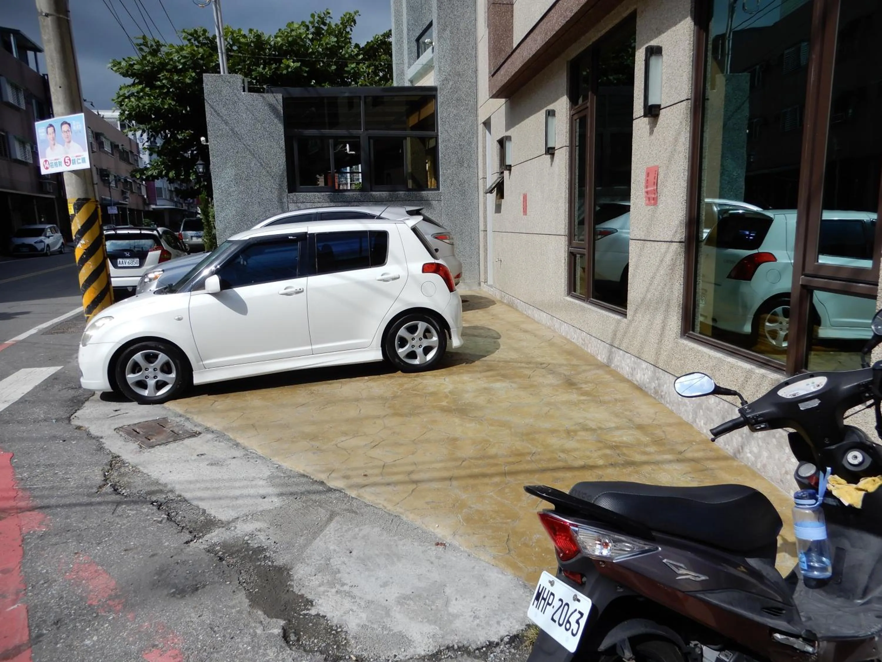 Property building in Happy Wing Guesthouse