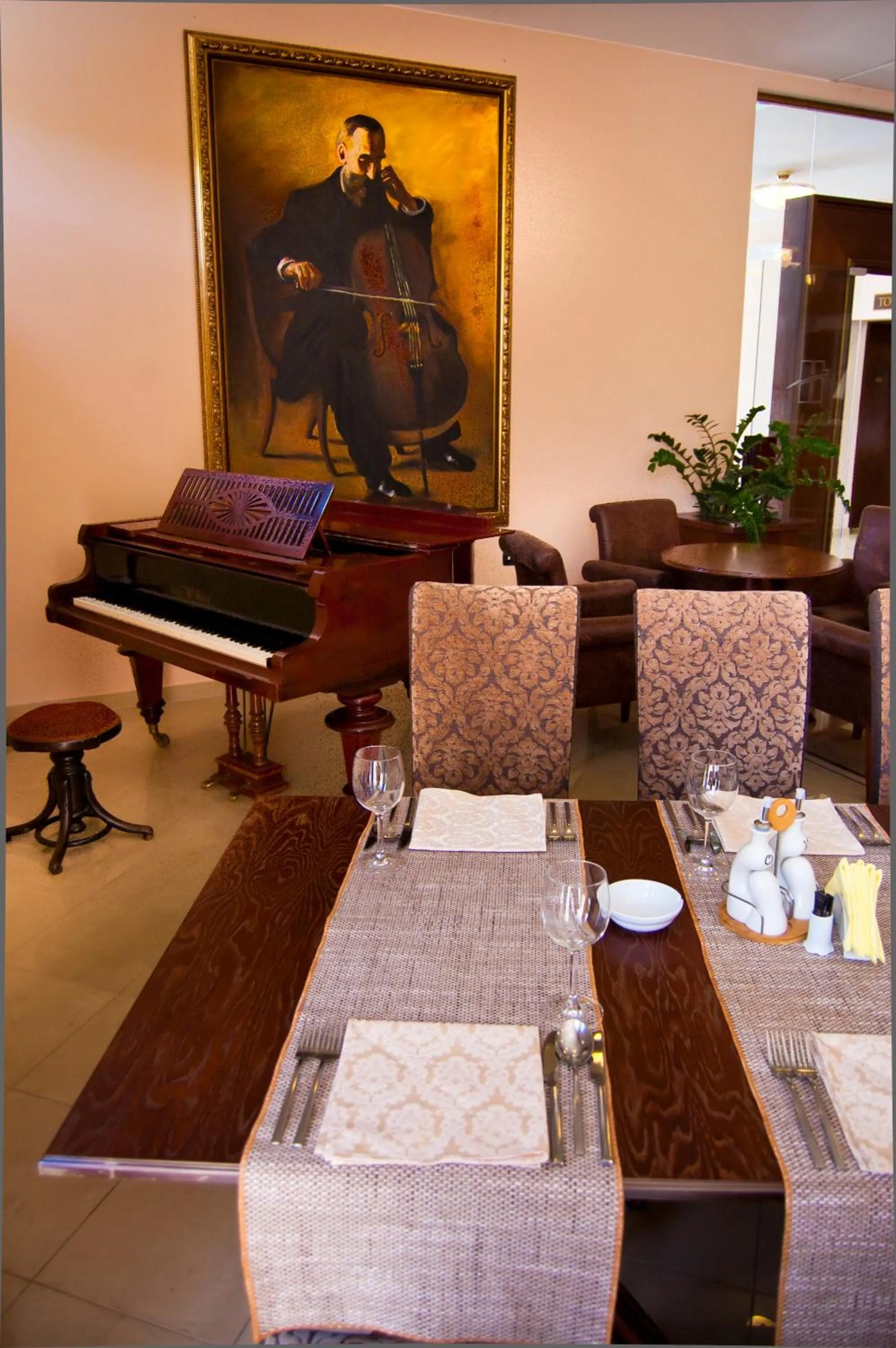 Restaurant/places to eat in Hill Hotel Wellness & Spa