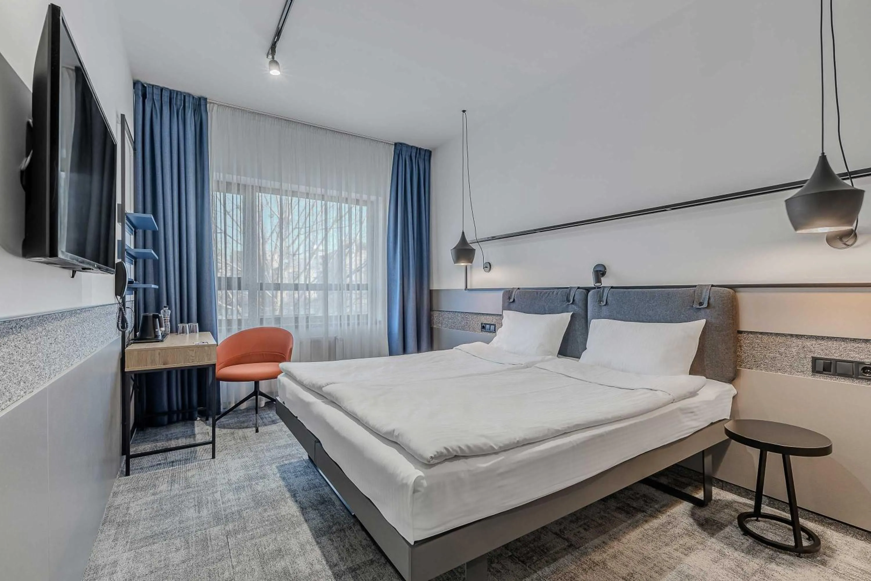 Living room, Bed in IQ Hotel