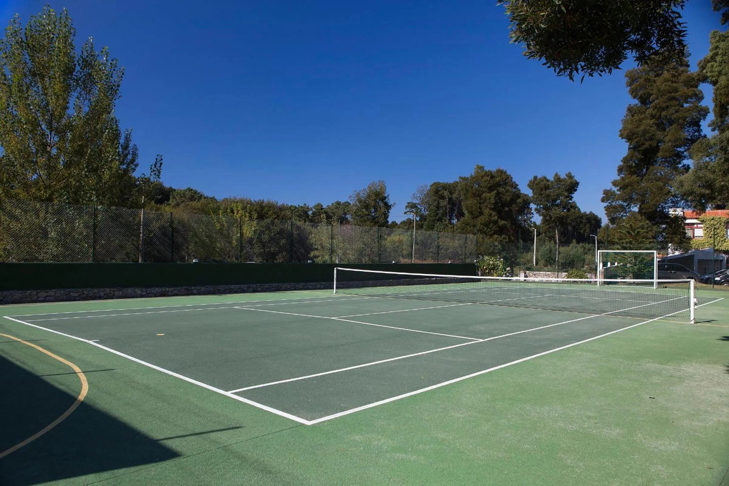 Tennis court in Aldeamento Turístico do Camarido, Nature & Beach Resort