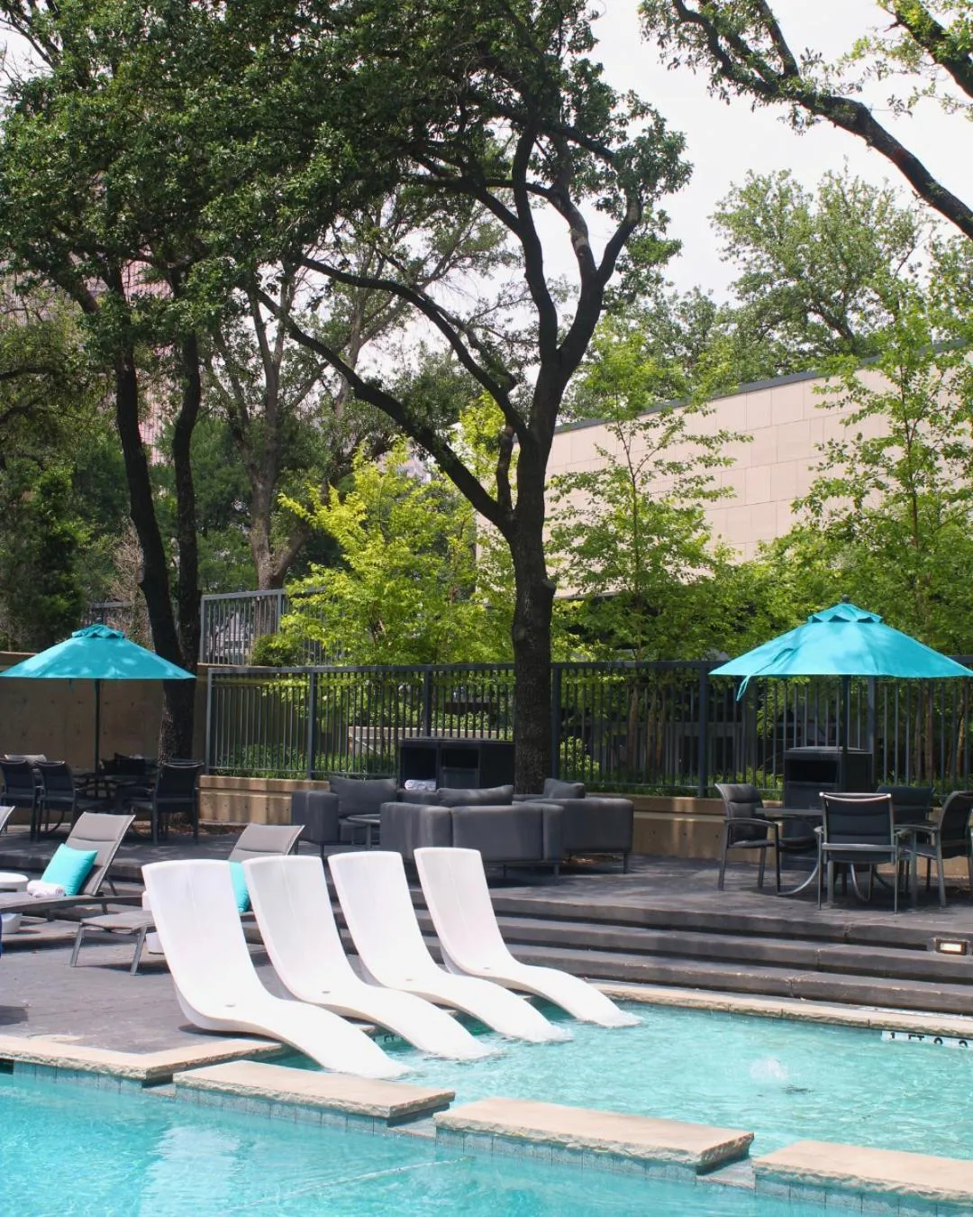 Swimming pool in Hilton Dallas Lincoln Centre by the Galleria