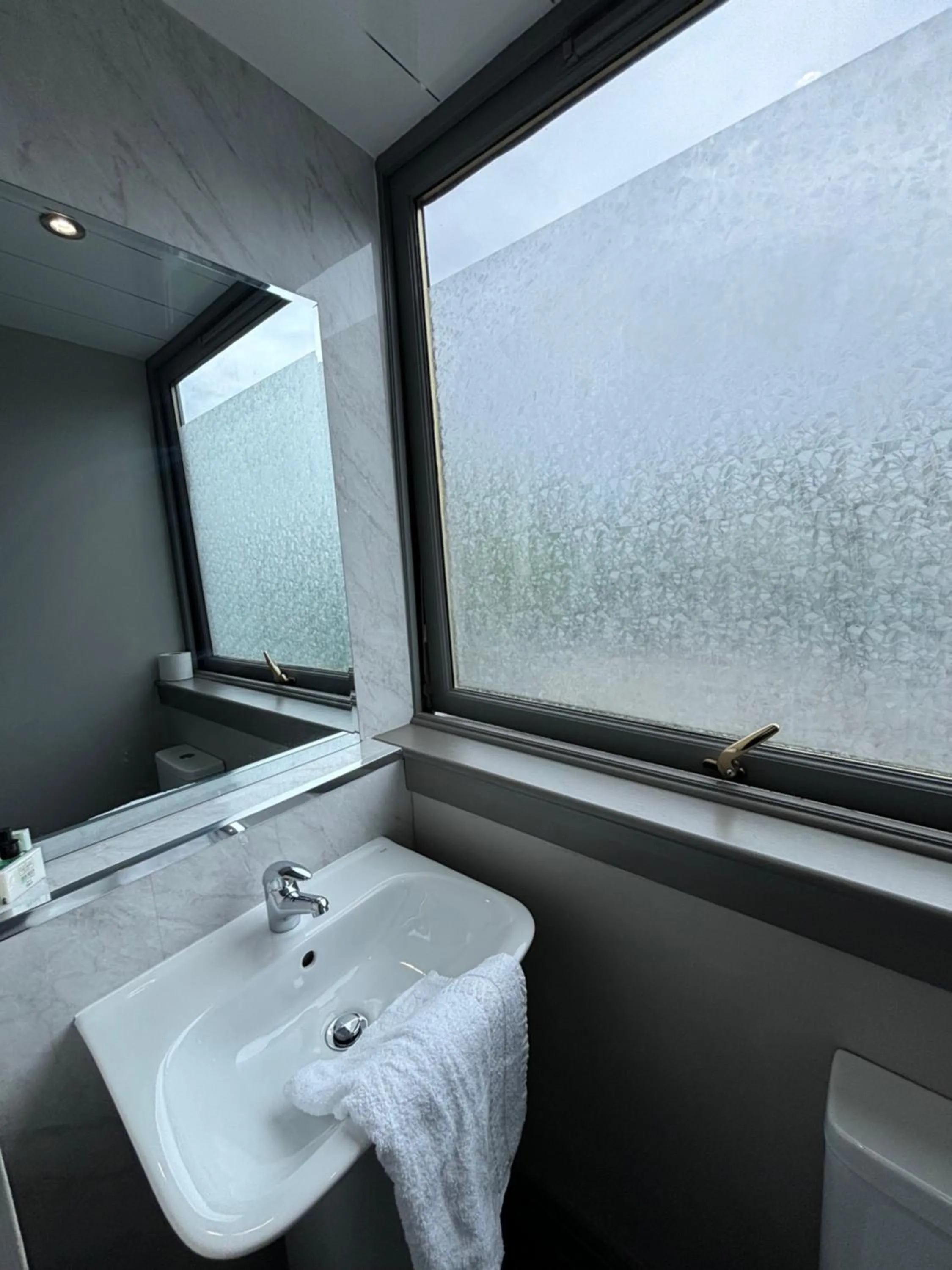 Bathroom in Richmond Park Hotel