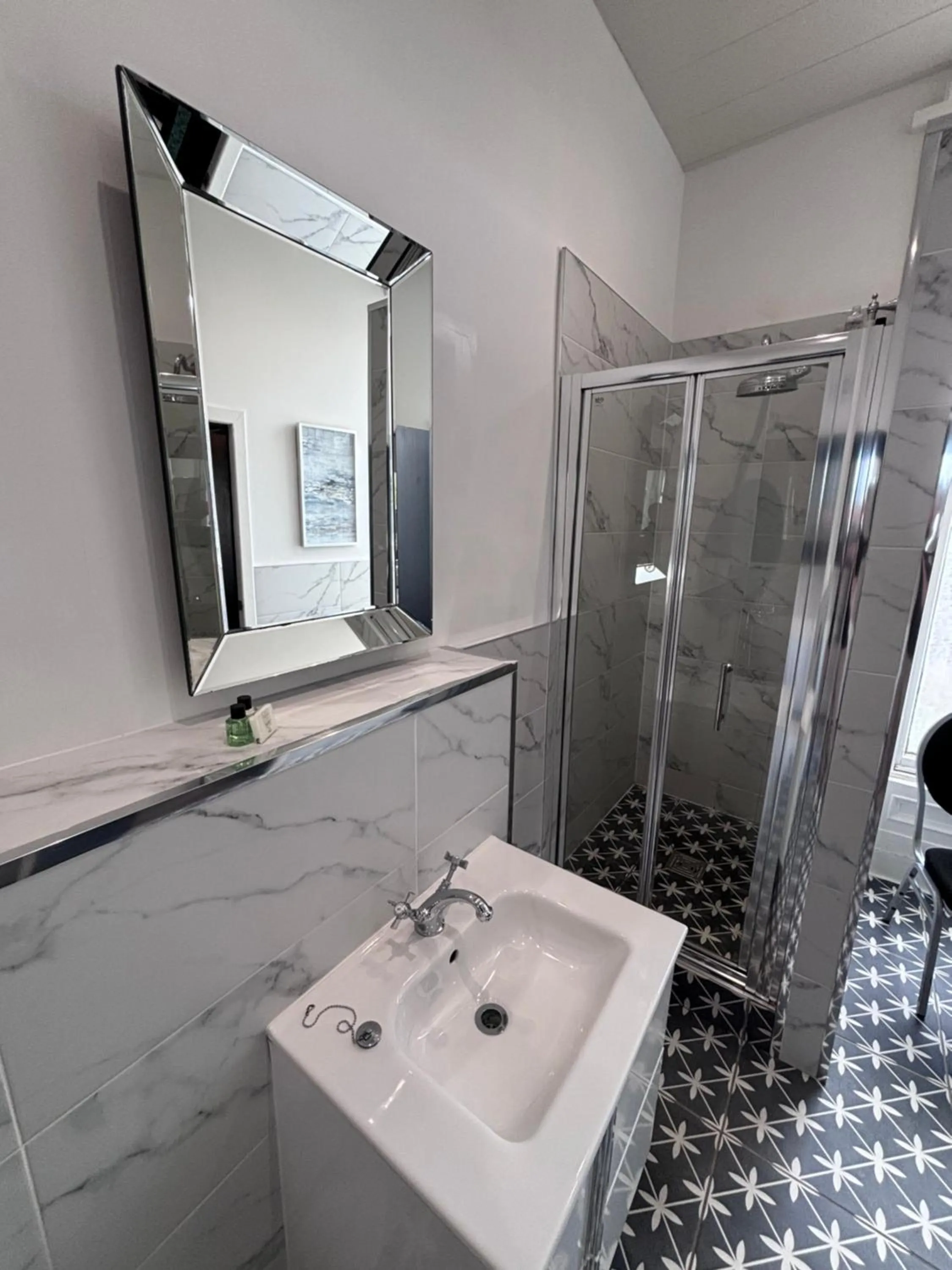 Bathroom in Richmond Park Hotel