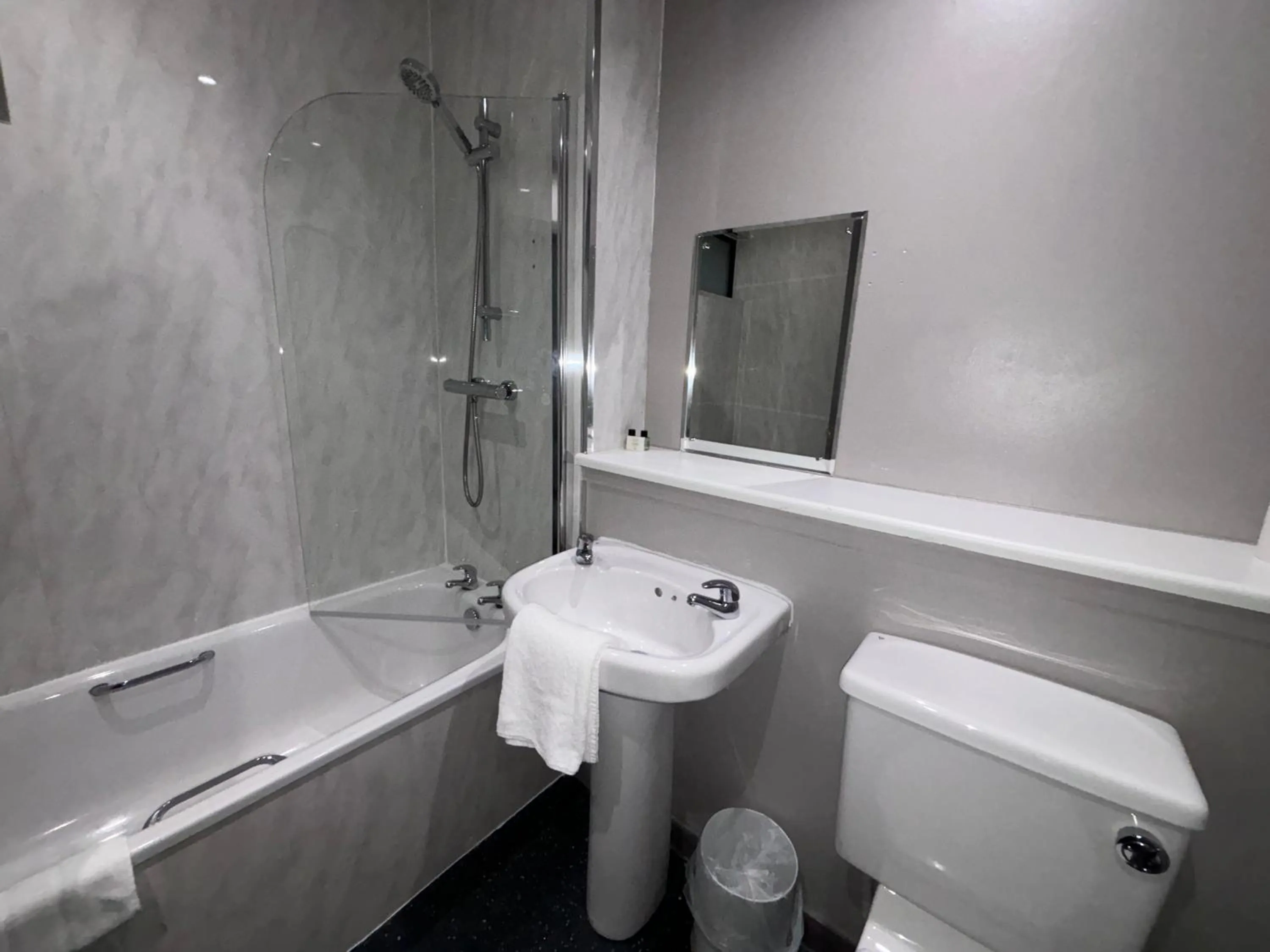 Shower in Richmond Park Hotel