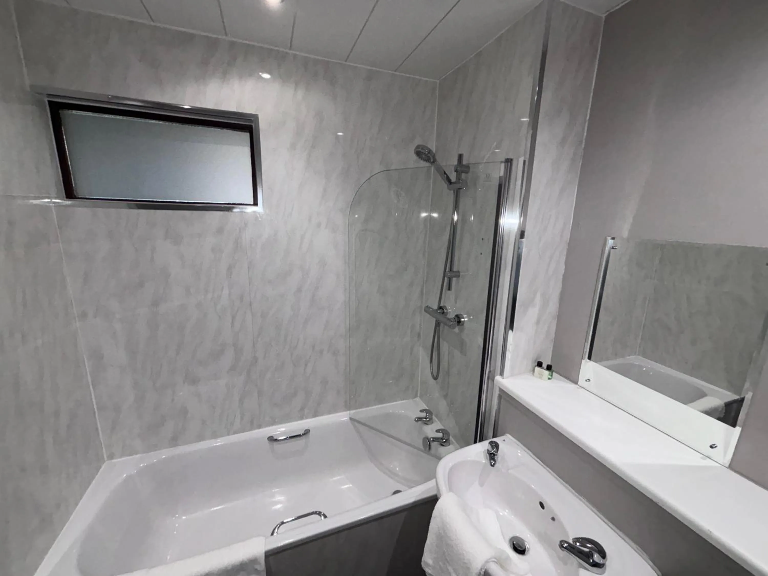 Bathroom in Richmond Park Hotel